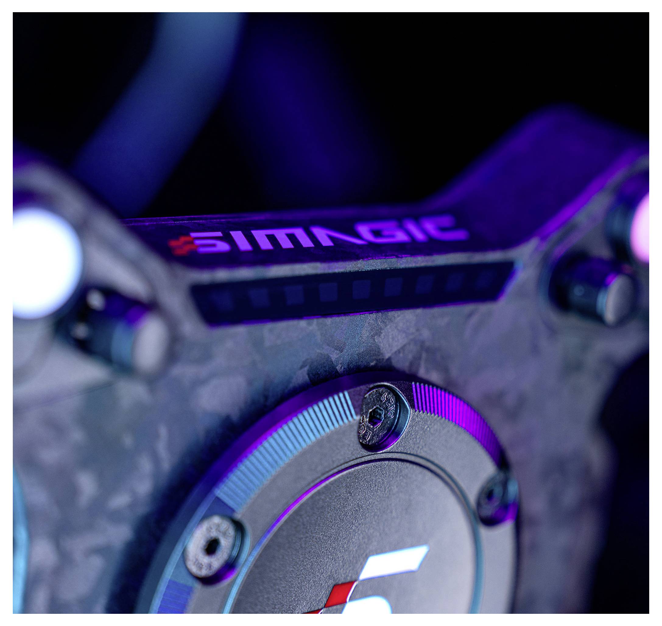 Gros plan d'un moyeu de volant de course SIMAGIC avec garniture illuminée et emblème central en métal sous un éclairage bleu-violet.