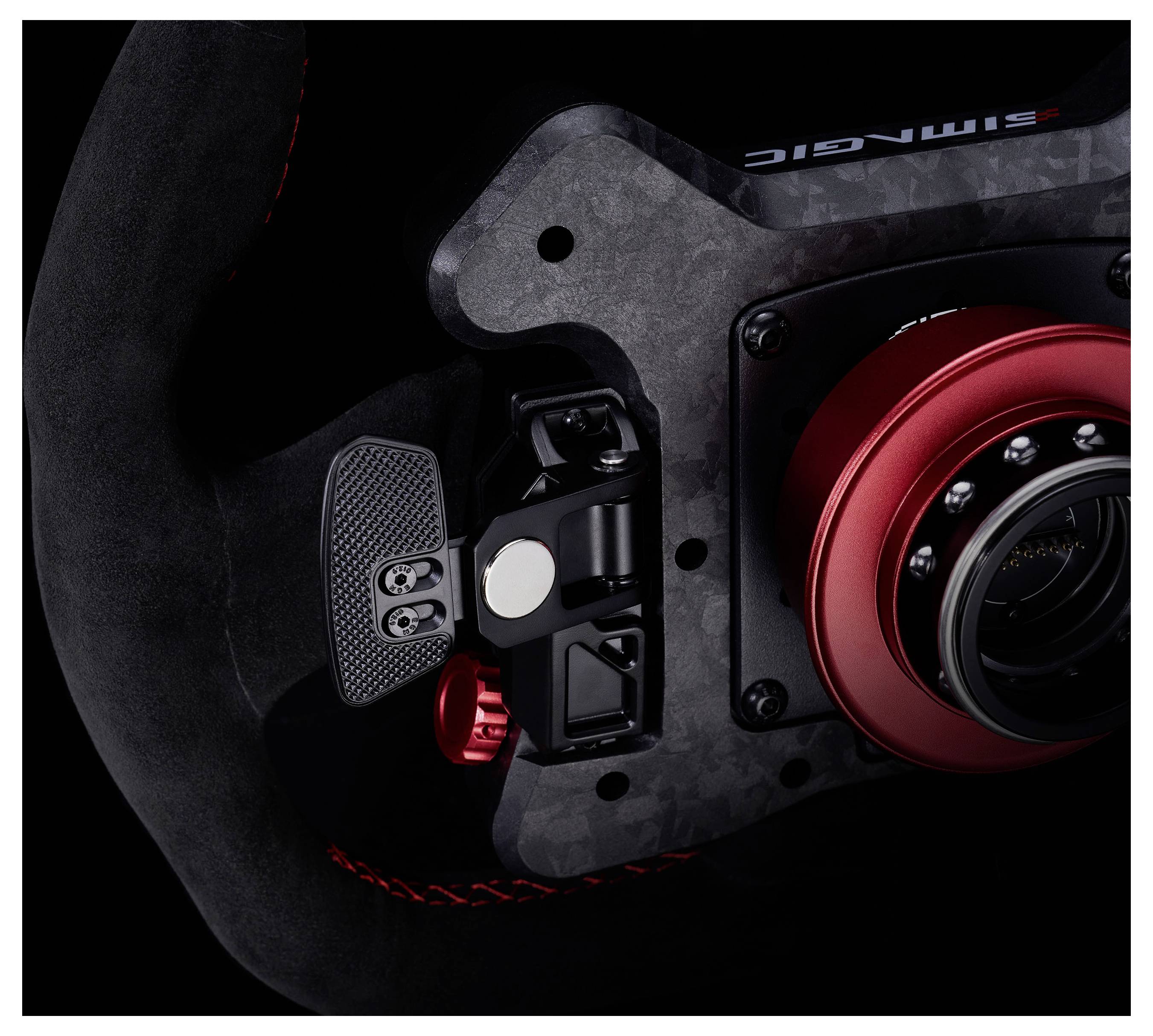 Gros plan d'un volant de course noir avec des accents rouges et un moyeu central, montrant les palettes et les commandes sur un fond sombre.