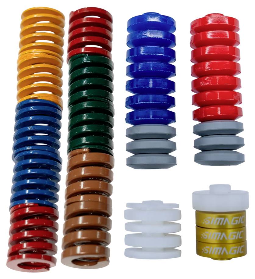 Ressorts hélicoïdaux en plastique assortis, empilés en plusieurs couleurs et tailles, disposés en colonnes sur un fond blanc.