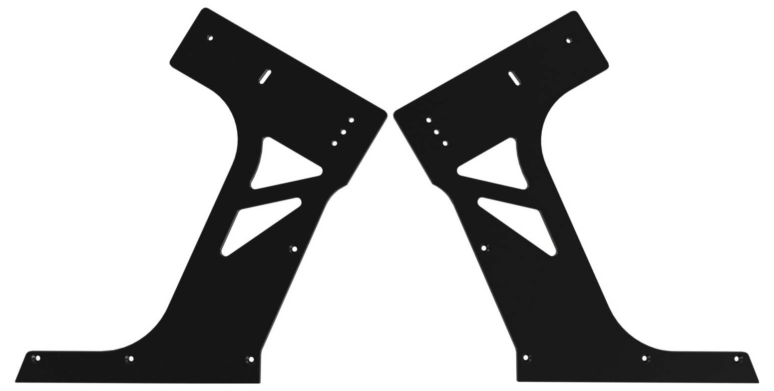 Paire de supports de montage en métal noir ou de panneaux latéraux, en miroir gauche et droit, avec des ouvertures découpées et des trous de boulon sur un fond blanc.