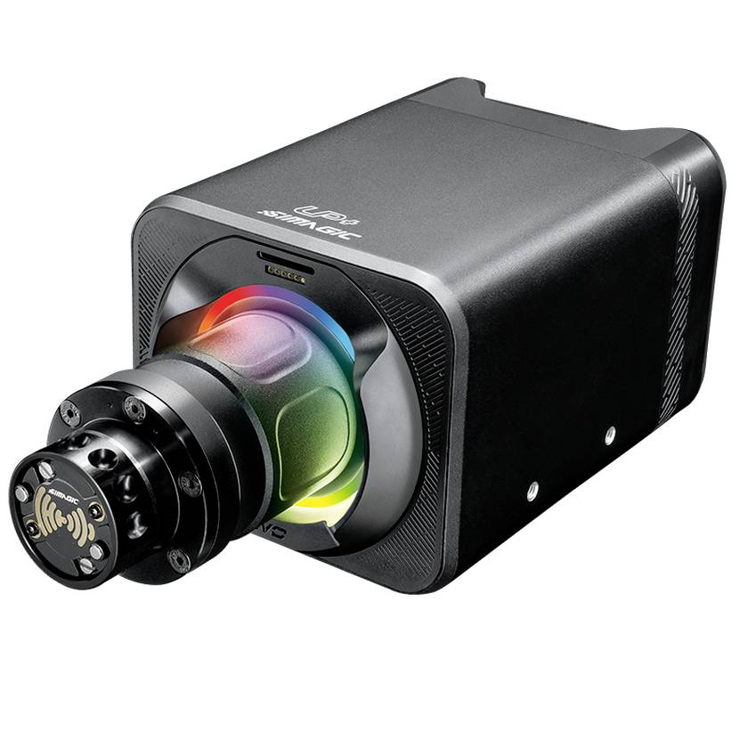 Caméra industrielle noire avec objectif attaché et optique revêtue d'arc-en-ciel sur fond blanc.