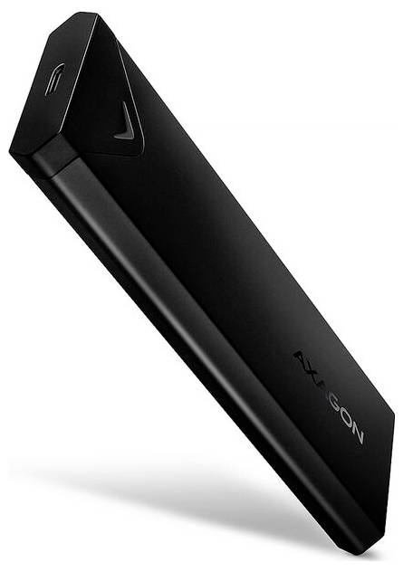 Appareil USB Axagon rectangulaire noir présenté en diagonale sur un fond blanc, avec le logo et une fente de câble visibles.