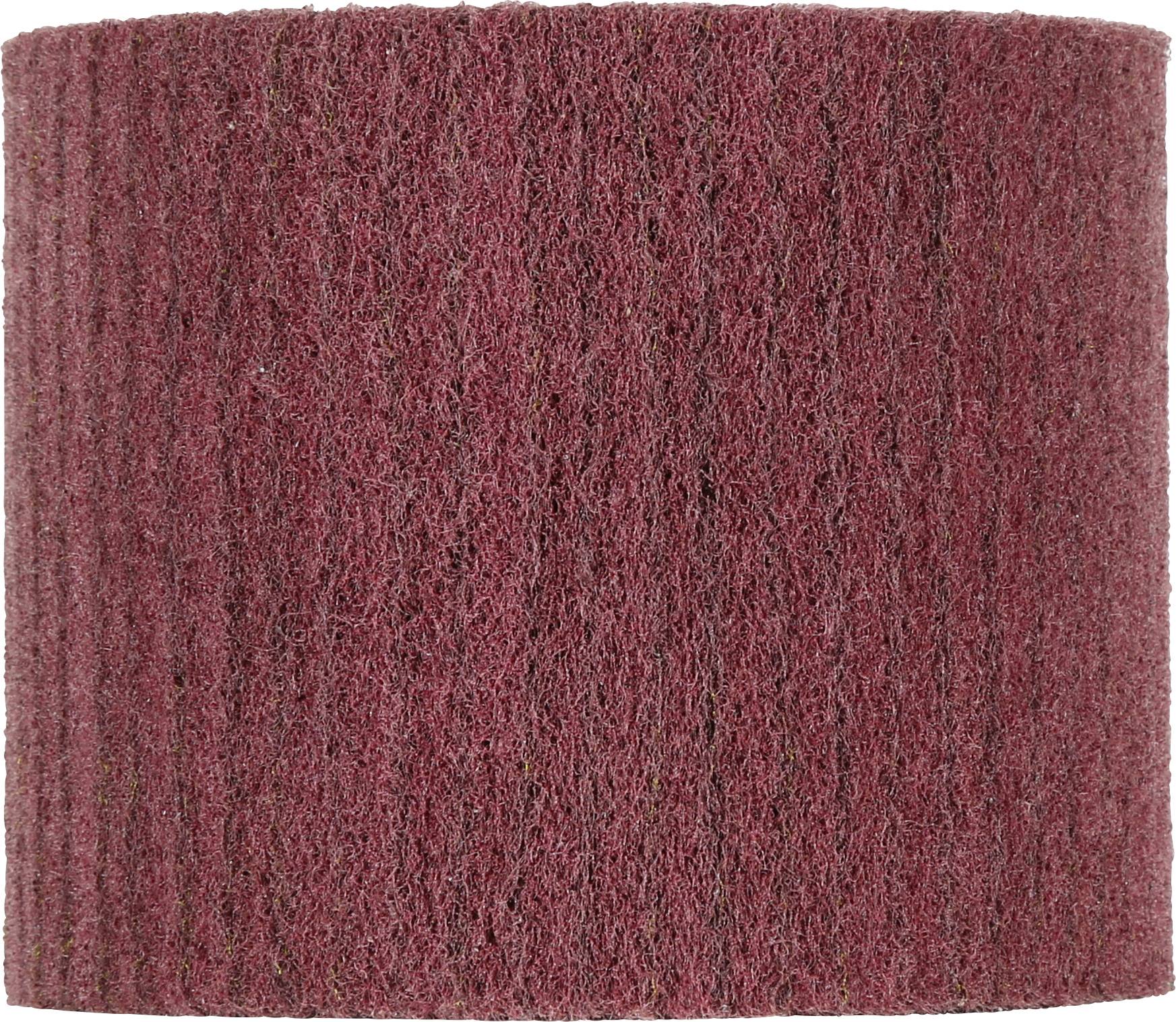 Un tampon à récurer abrasif marron avec une texture fibreuse épaisse montré en gros plan sur un fond blanc.