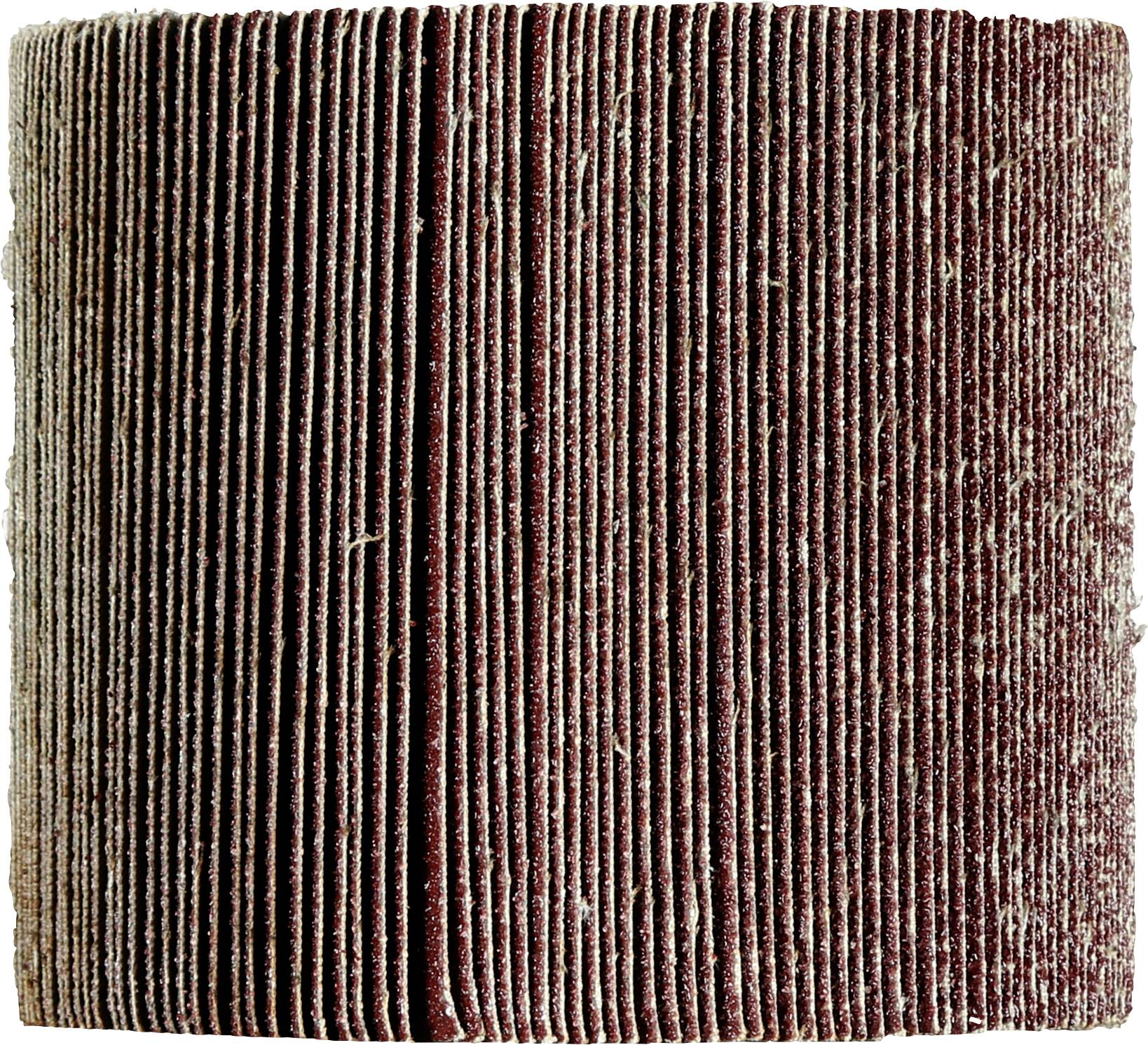 Gros plan d'un panneau de carton ondulé rectangulaire avec des nervures verticales, usé et taché de brun-rouge.