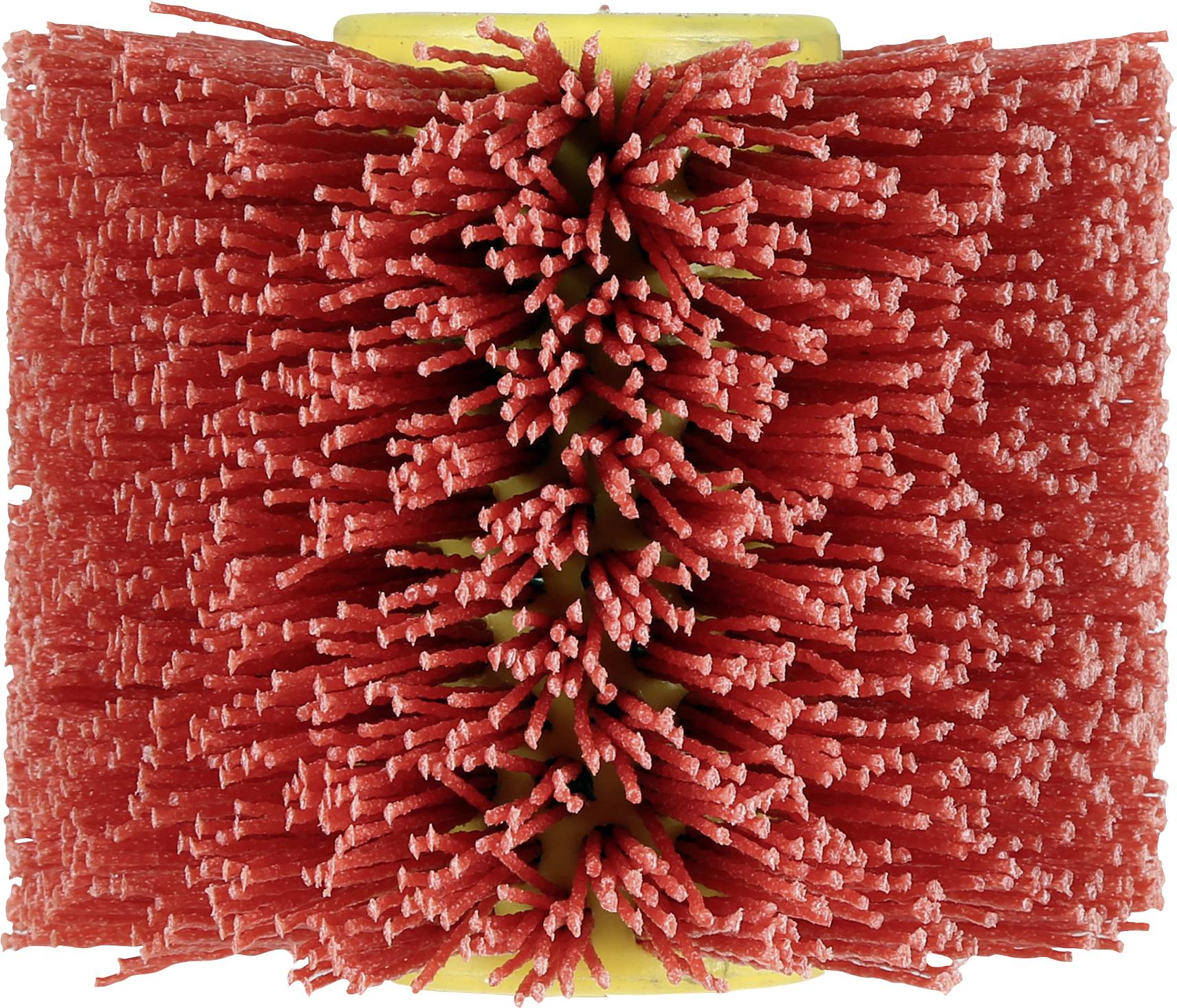 Gros plan d'une brosse rotative cylindrique rouge avec des poils denses autour d'un noyau jaune sur un fond blanc.
