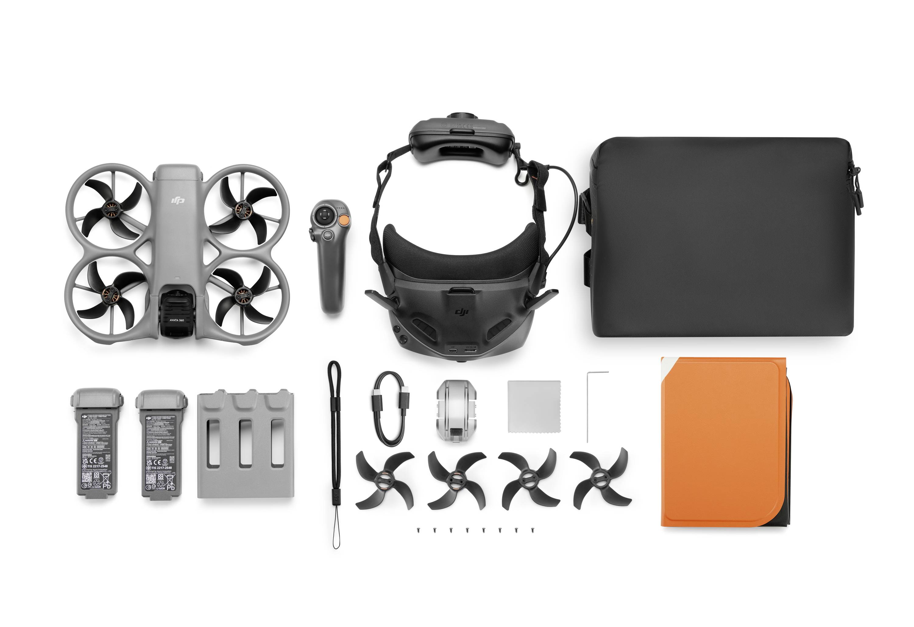 Kit de drone présenté avec un petit quadcoptère, des lunettes, une télécommande, un étui de transport, des batteries, des hélices, un chargeur, des outils et un dossier orange sur un fond blanc.