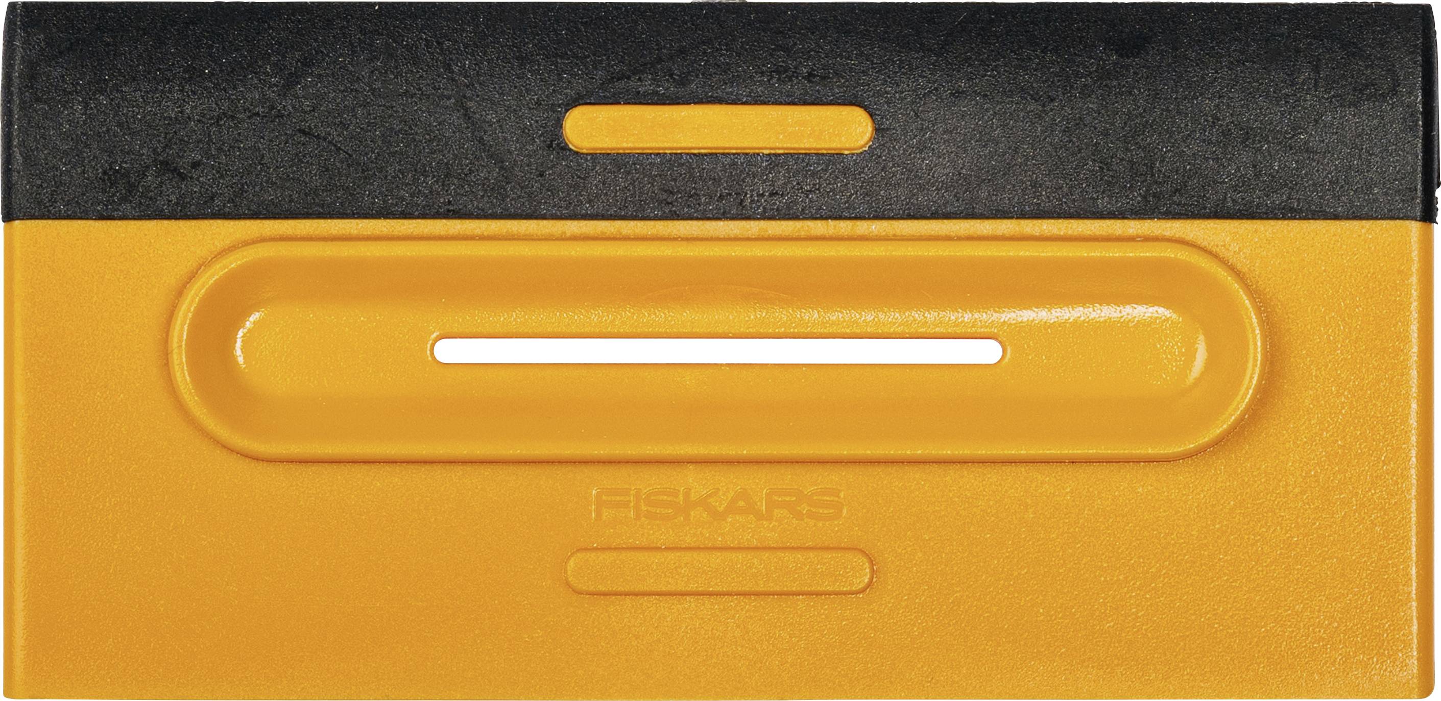 Manche de cutter Orange et noir Fiskars présenté en vue de face avec une fente de lame argentée encastrée et un petit bouton de dégagement orange.