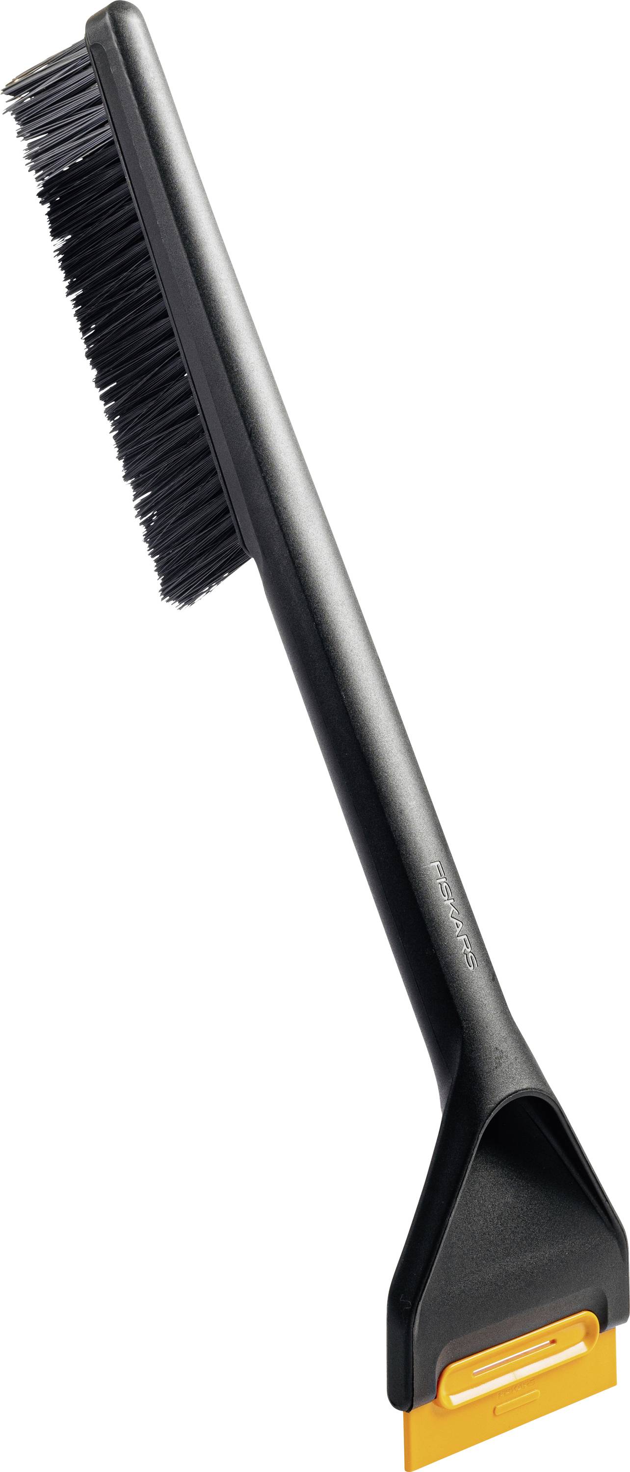 Brosse de nettoyage noire avec des poils inclinés et un bord grattoir orange sur un fond blanc.