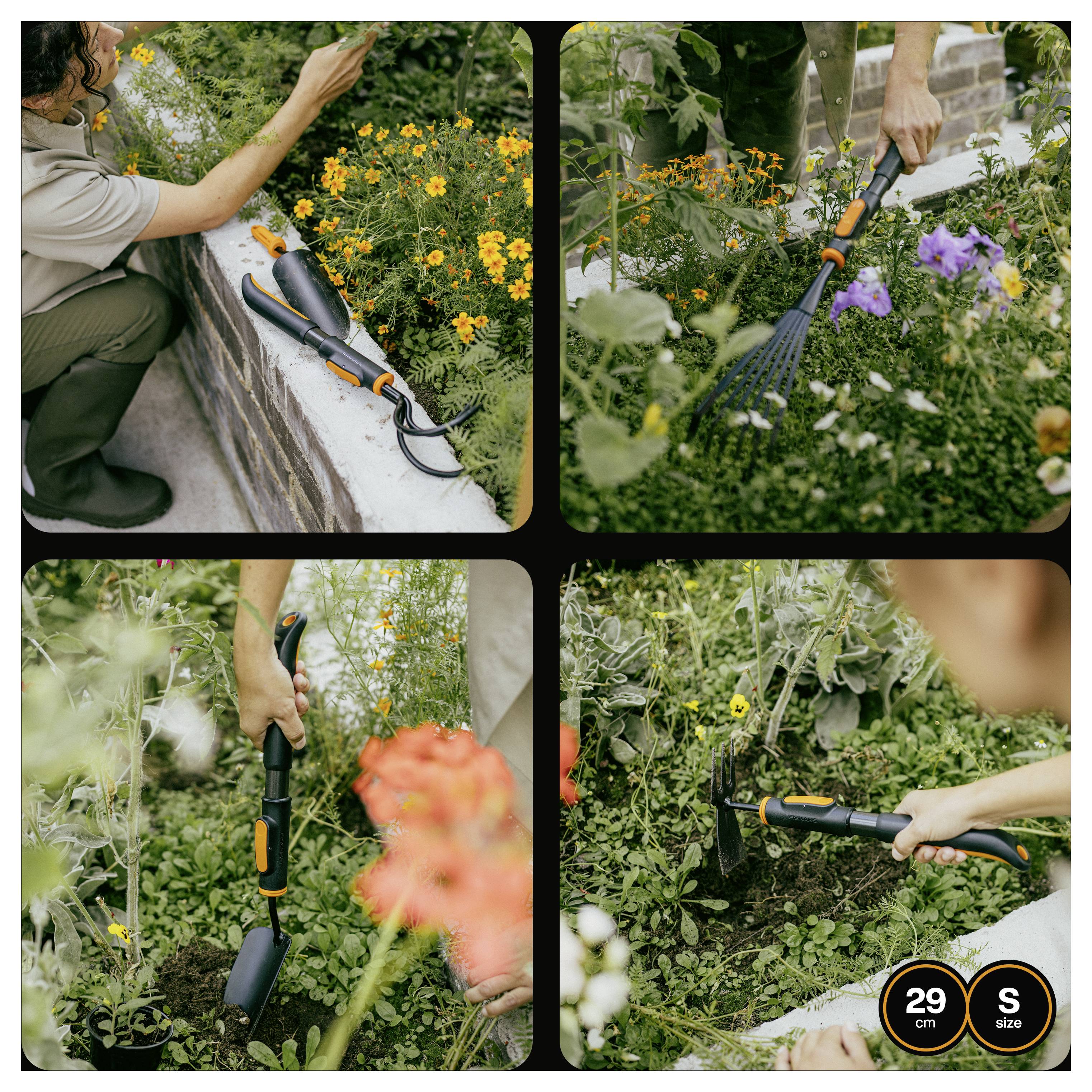 Collage à quatre panneaux d'une personne utilisant un outil de jardinage noir et orange pour désherber et cultiver des plates-bandes de fleurs parmi des plantes et des fleurs denses.