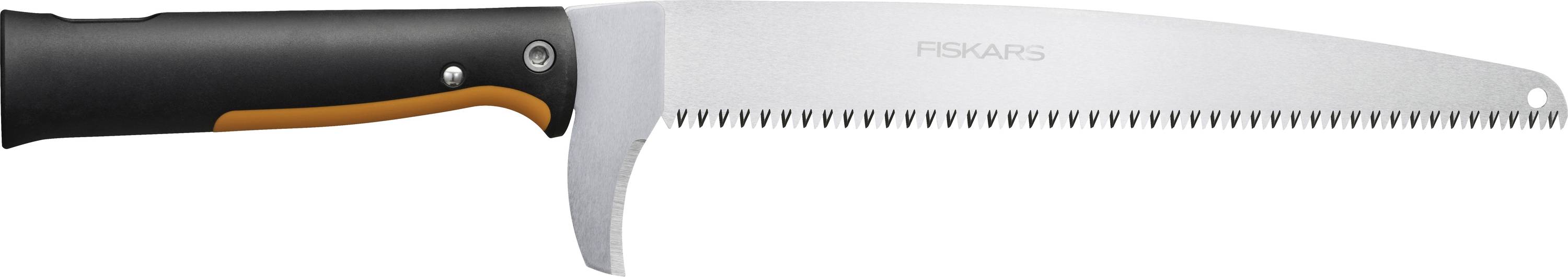 Une scie à main Fiskars avec un manche noir et orange et une longue lame dentelée argentée présentée sur un fond blanc.