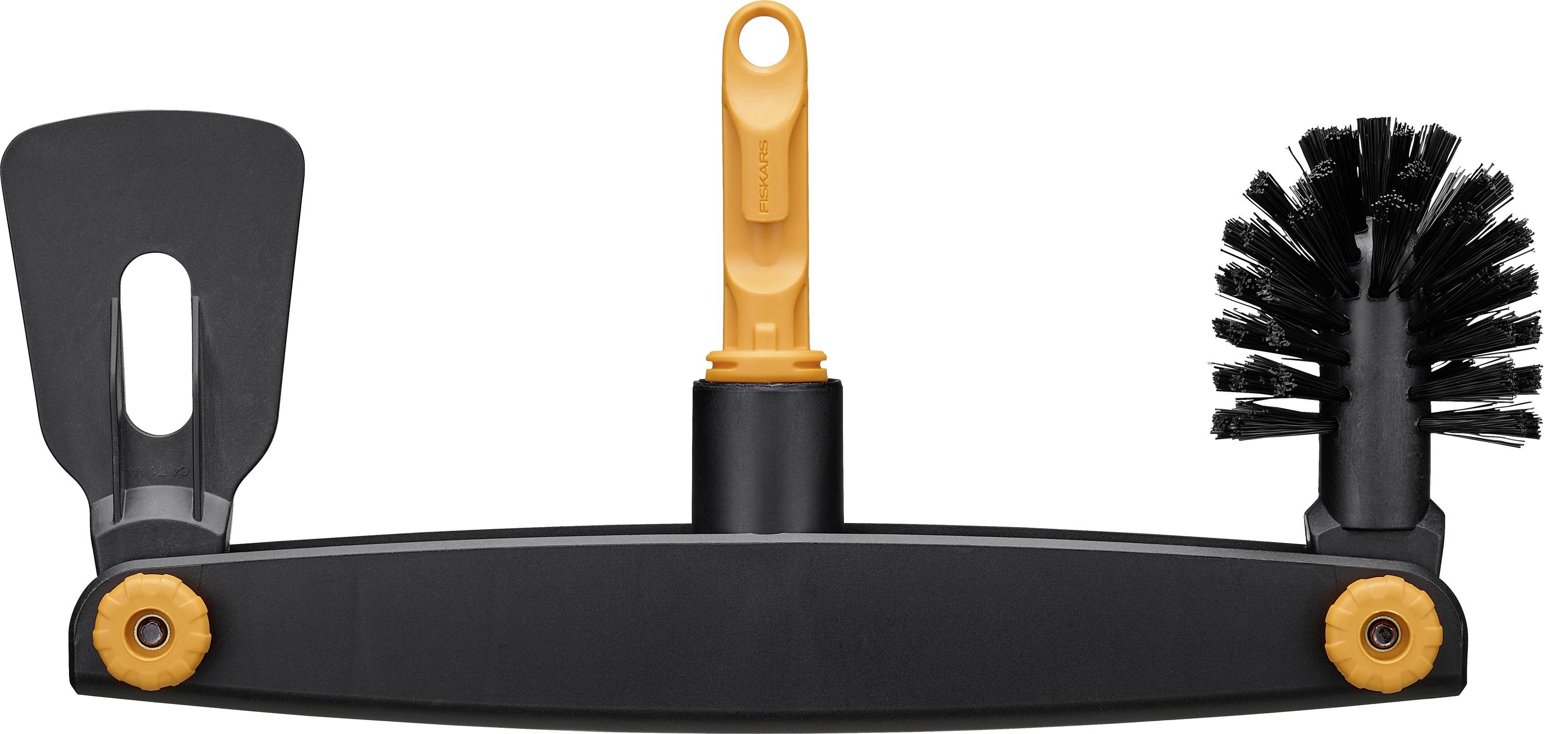 Ensemble de levier de réservoir de toilettes noir avec deux boutons de fixation orange, pale noire inclinée sur la gauche, poignée orange au centre et une brosse de nettoyage noire sur la droite.
