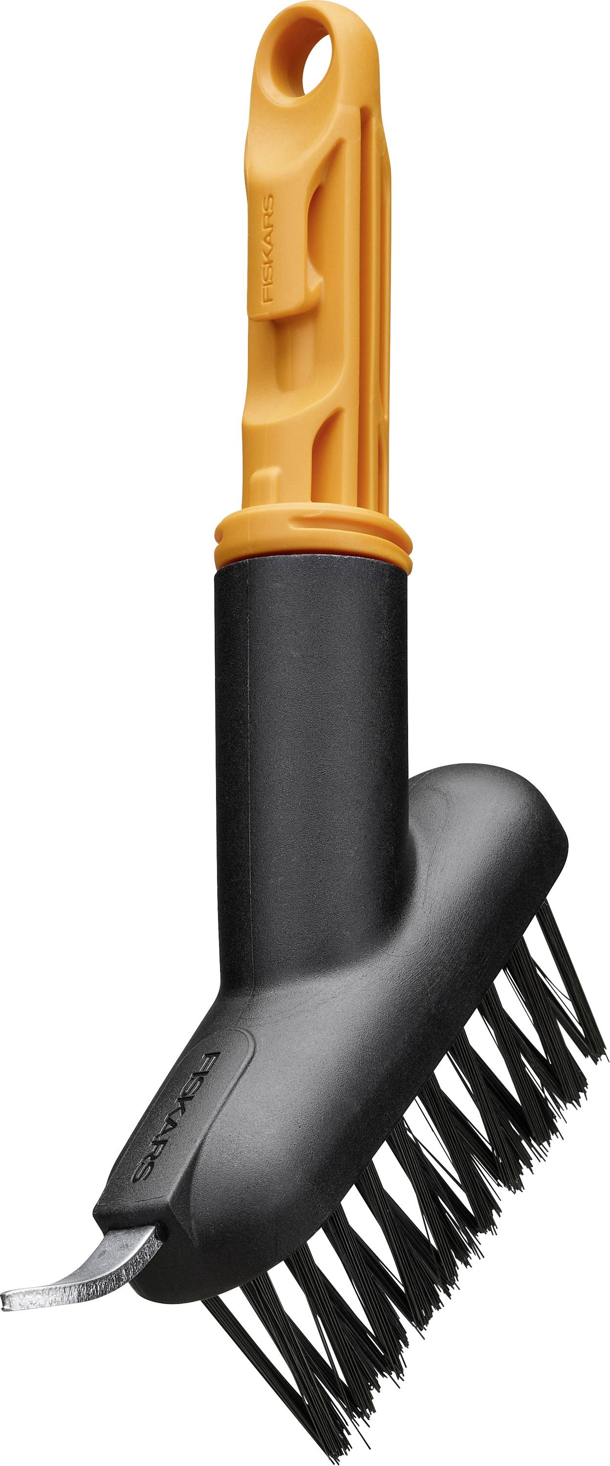 Brosse à récurer portable noire avec un grip orange et des poils inclinés, présentée sur un fond blanc.