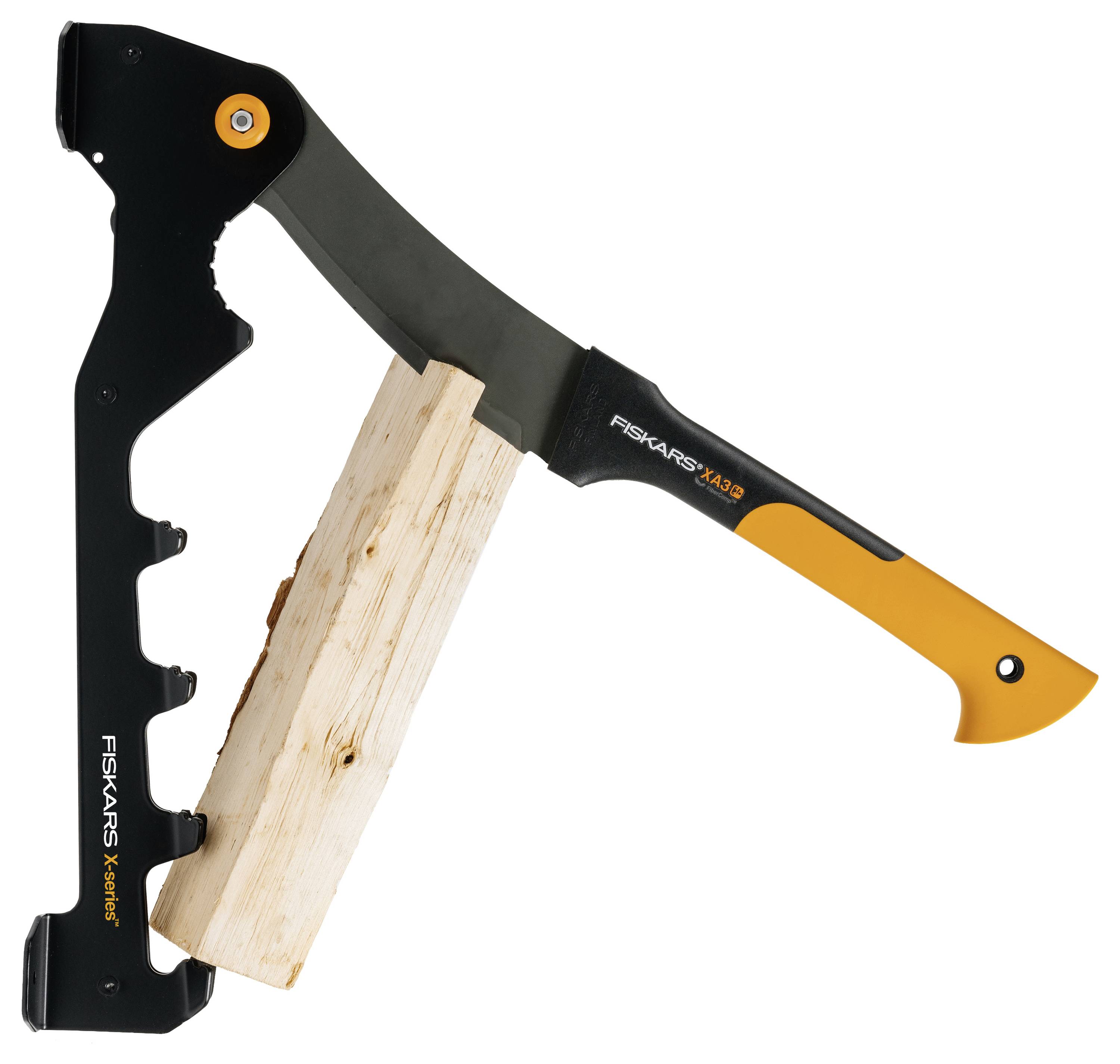 Hache de fendage Fiskars X27 noire et orange enfoncée dans une bûche, présentée isolée sur un fond blanc.