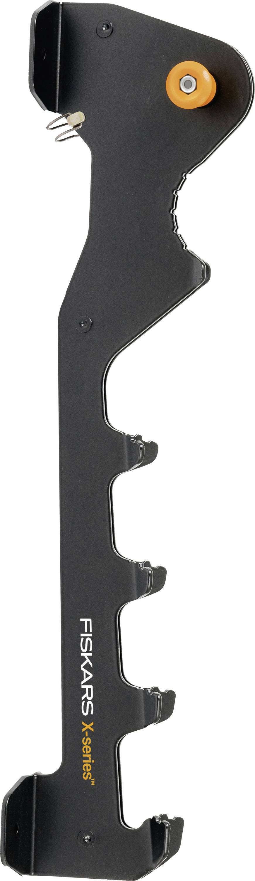 Outil Fiskars Xseries noir avec un bouton de libération orange et plusieurs encoches en forme de crochet, présenté isolé sur un fond blanc.