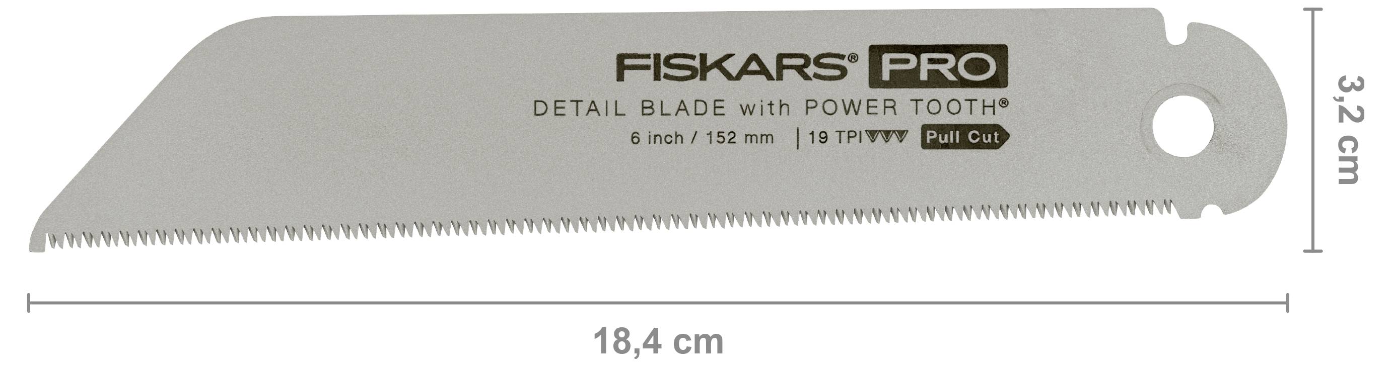 Lame de scie de précision Fiskars Pro, longue de 18,4 cm et large de 3,2 cm, étiquetée « Lame de détail avec dent puissante » et « Coupe par traction ».