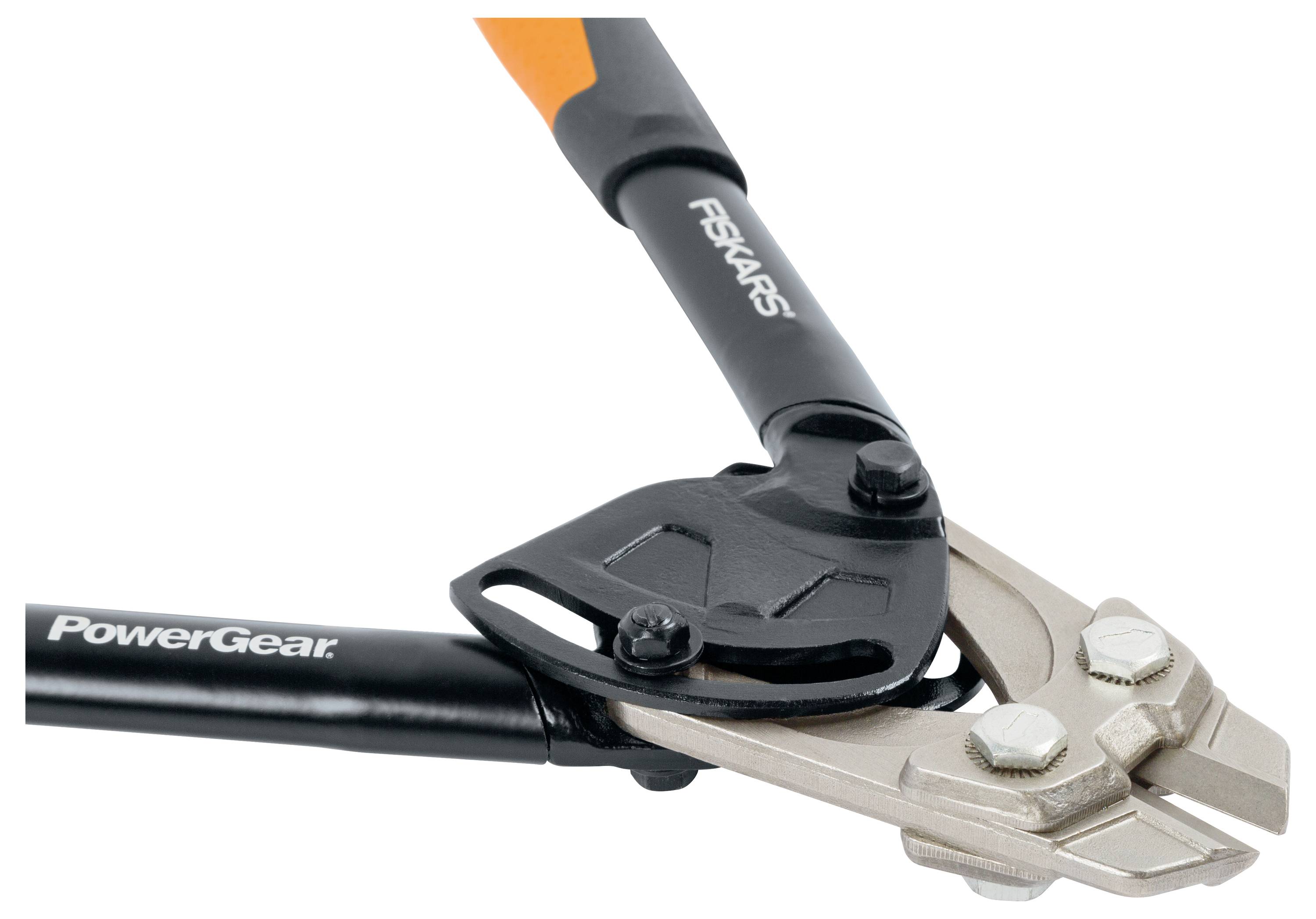 Gros plan d'un coupe-branche Fiskars PowerGear avec des poignées noires et des lames argentées sur un fond blanc.