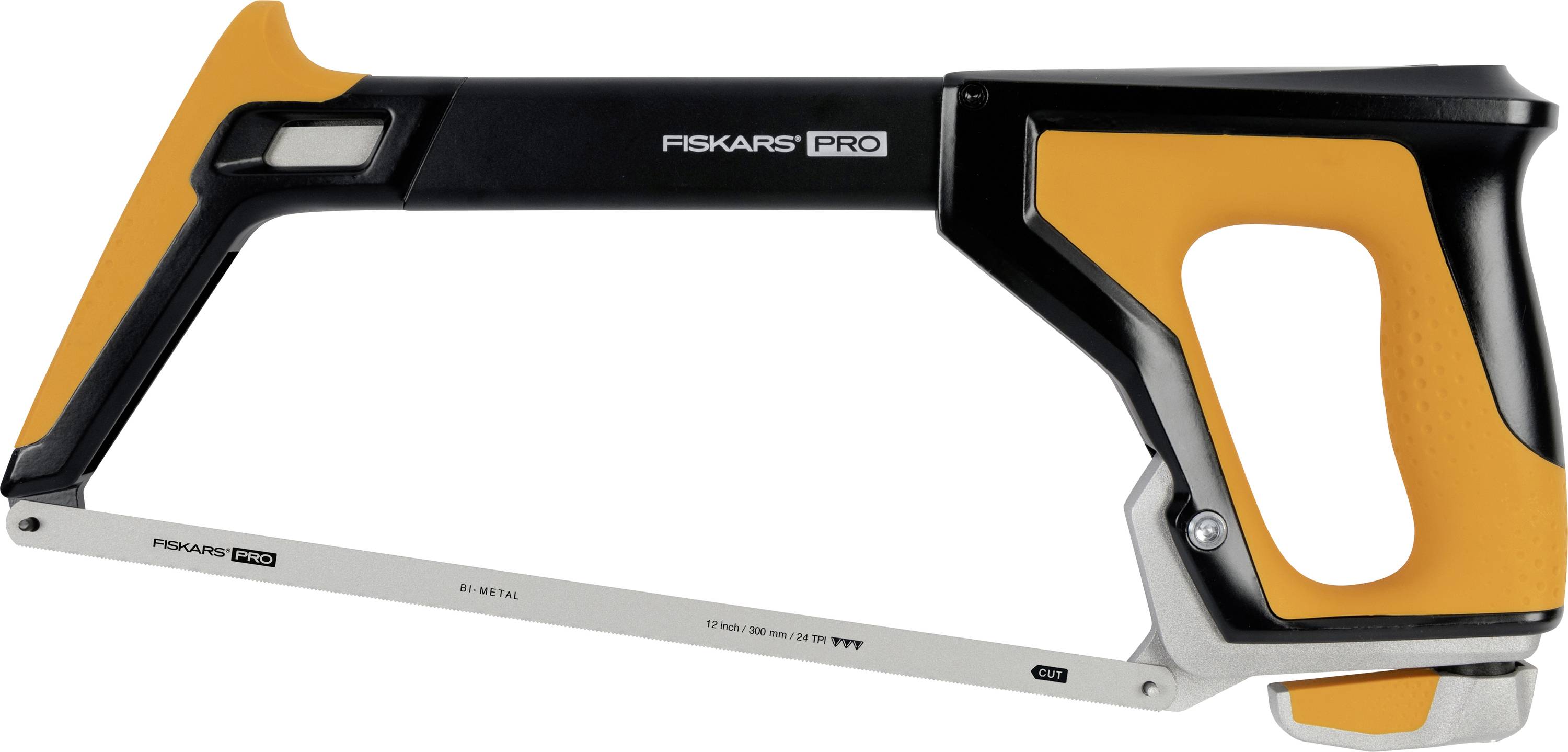 Scie à main Fiskars Pro avec poignée noire et orange et longue lame argentée, présentée sur un fond blanc.