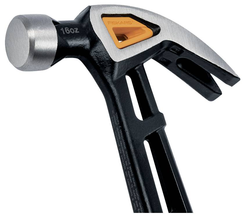 Gros plan d'un marteau à panne fendue Fiskars de 16 oz avec une face de frappe en métal et un manche noir sur fond blanc.