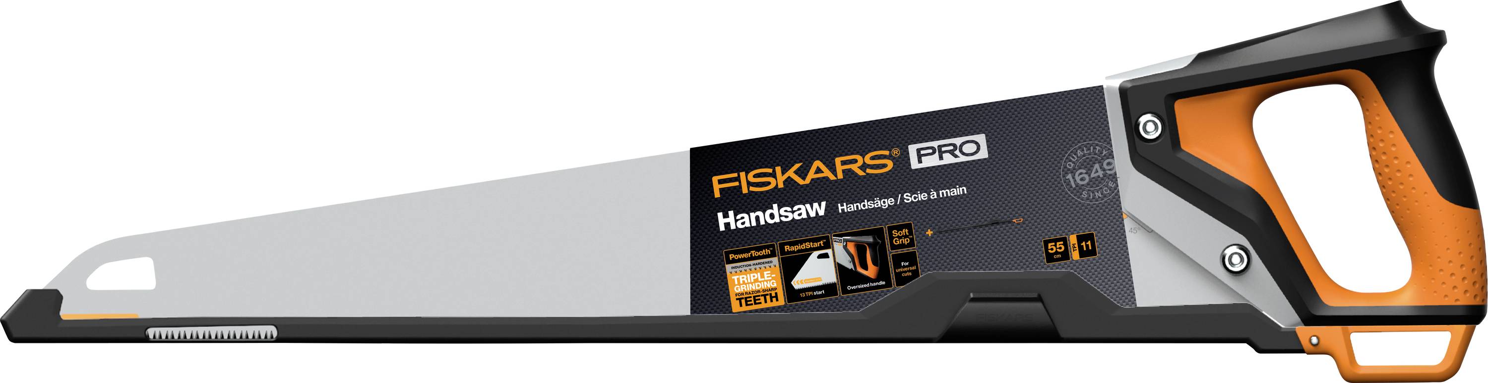 Scie à main Fiskars PRO avec lame longue argentée et poignée ergonomique noir-orange, présentée en vue latérale sur fond blanc.