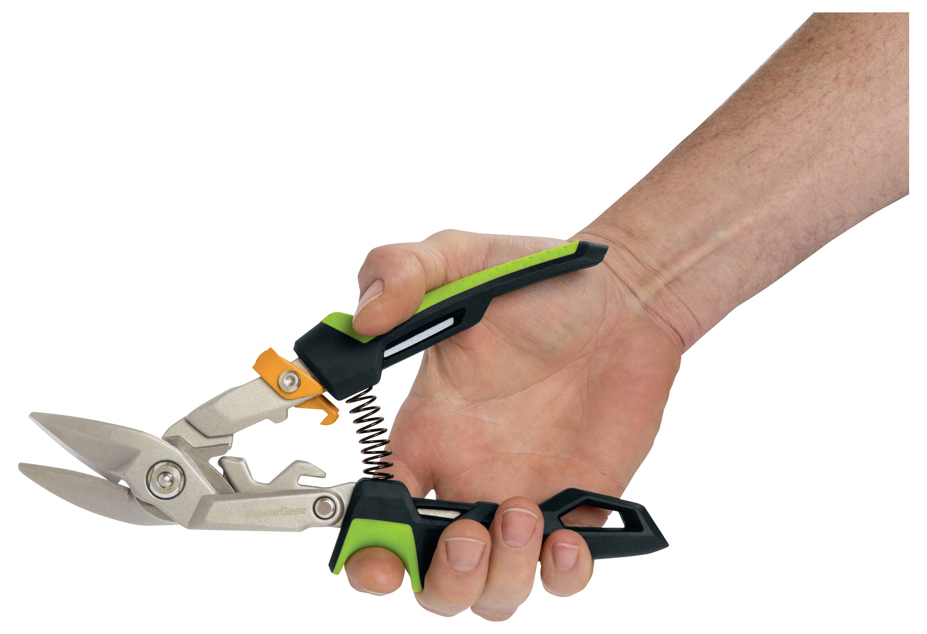 Main tenant des cisailles de taille à ressort avec des lames métalliques ouvertes et des poignées noir-vert sur fond blanc.