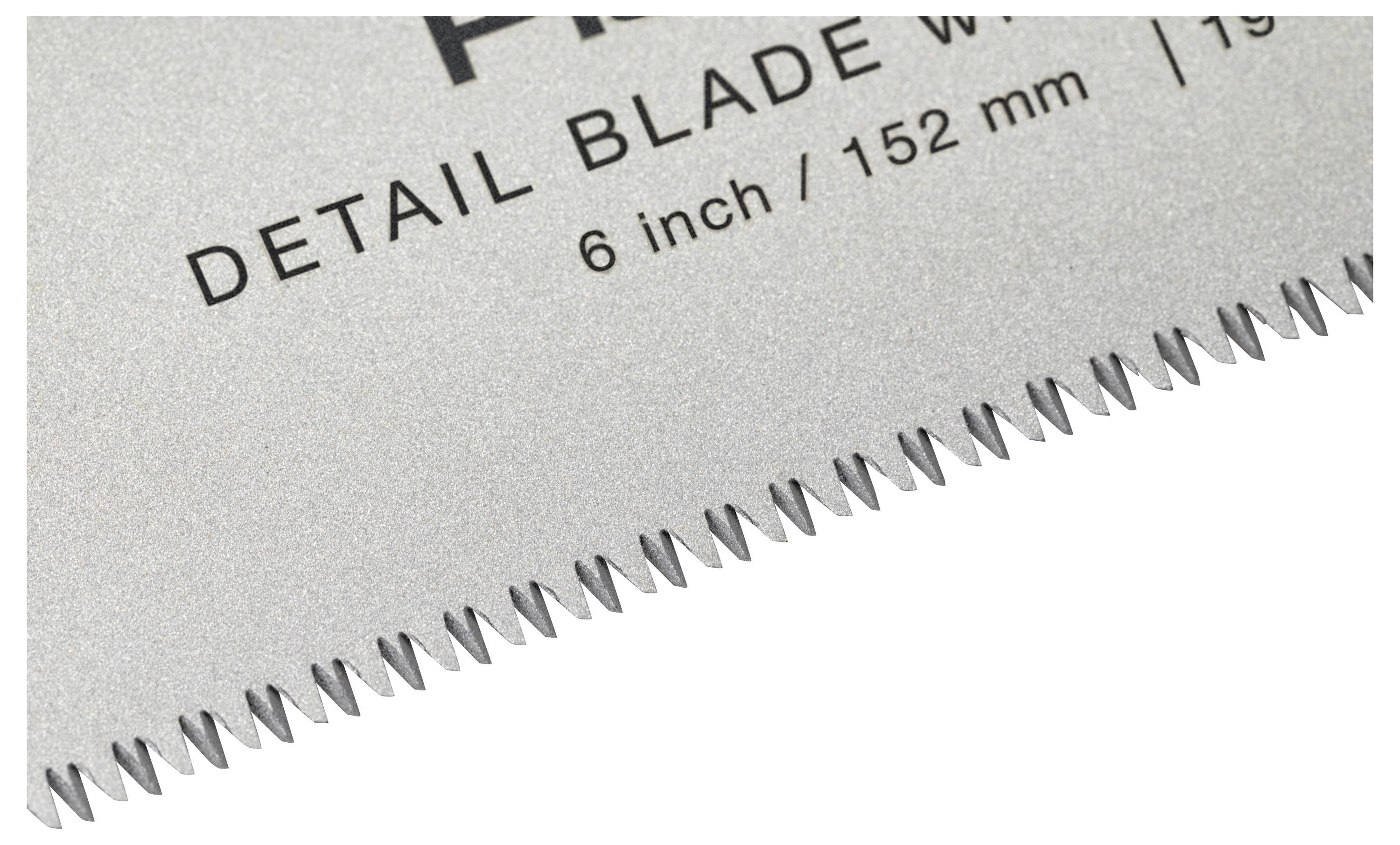 Gros plan d'une lame de scie à métaux en métal portant l'étiquette « DETAIL BLADE » et « 6 inch / 152 mm », montrant des dents fines le long du bord.