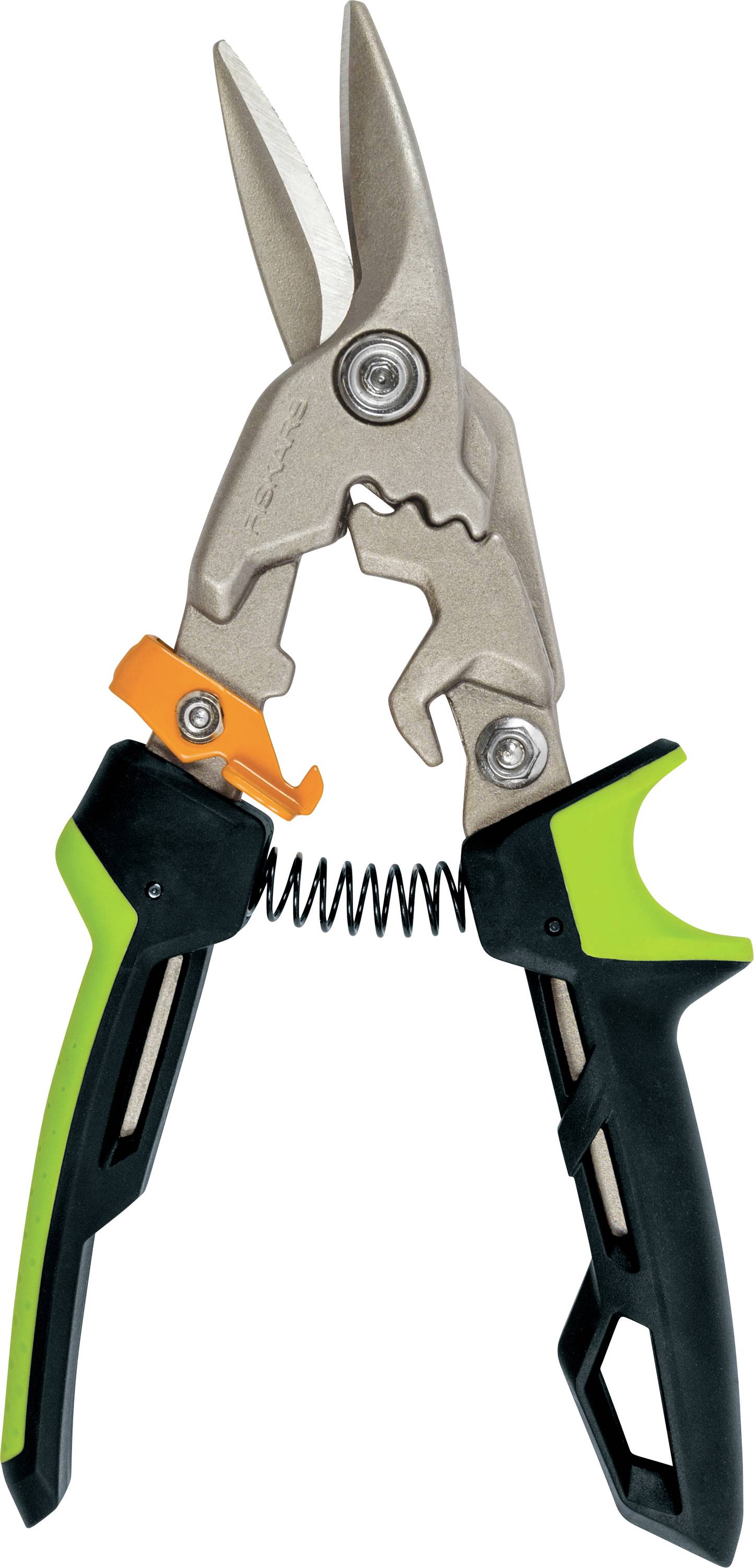 Gros plan de sécateurs vert et orange, ouverts avec des lames en métal et un ressort, isolés sur un fond blanc.
