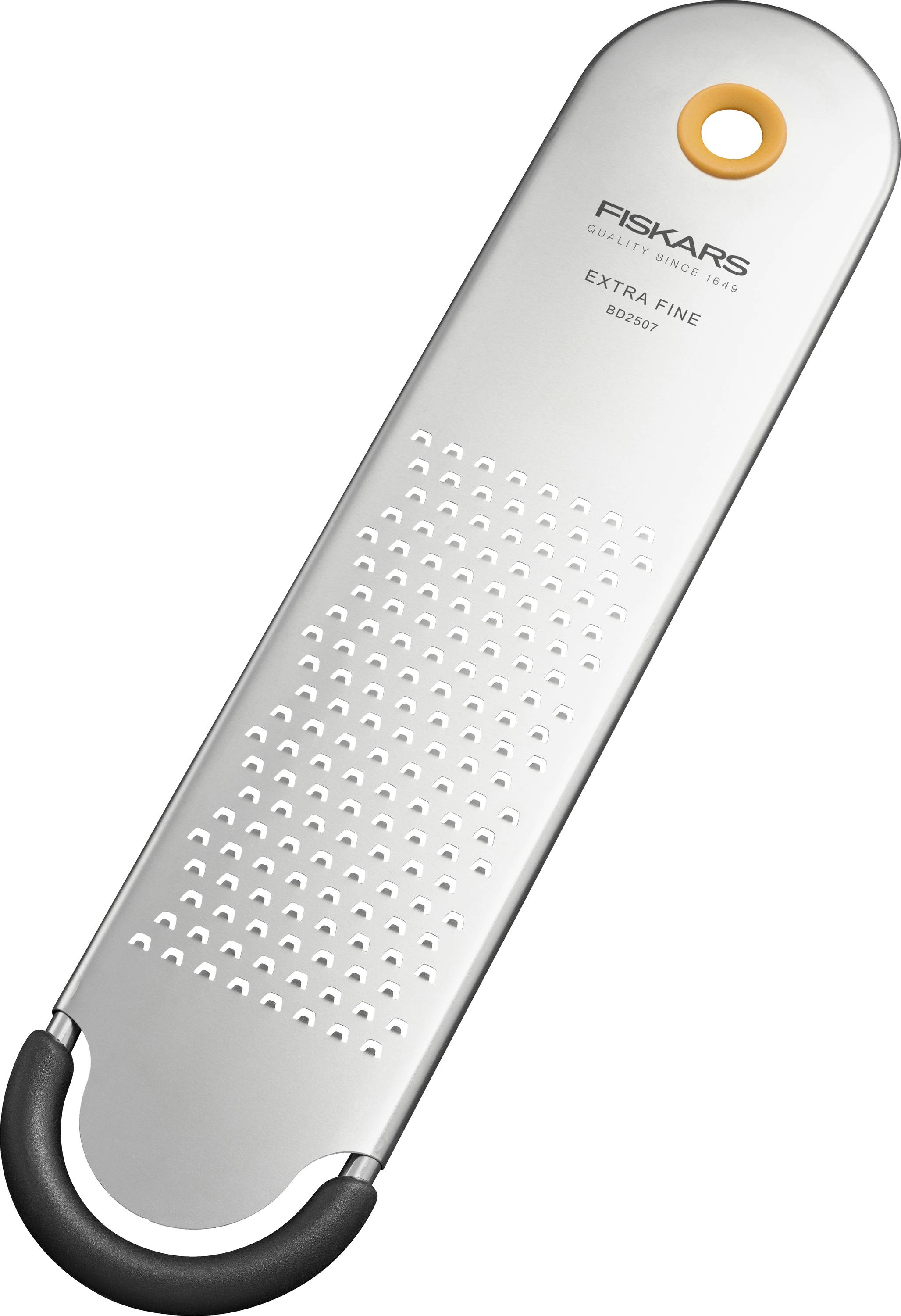 Eine silberne Fiskars Feinreibe mit einer orangefarbenen Aufhängeschleife und schwarzem Griff auf weißem Hintergrund.