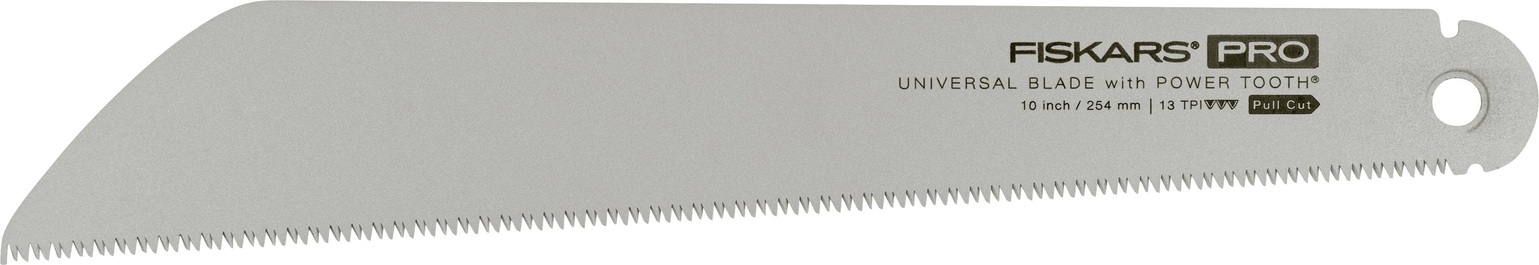 Une lame de scie universelle Fiskars Pro avec des dents de puissance, présentée horizontalement avec un trou de fixation sur la droite et le logo Fiskars Pro imprimé sur la lame.