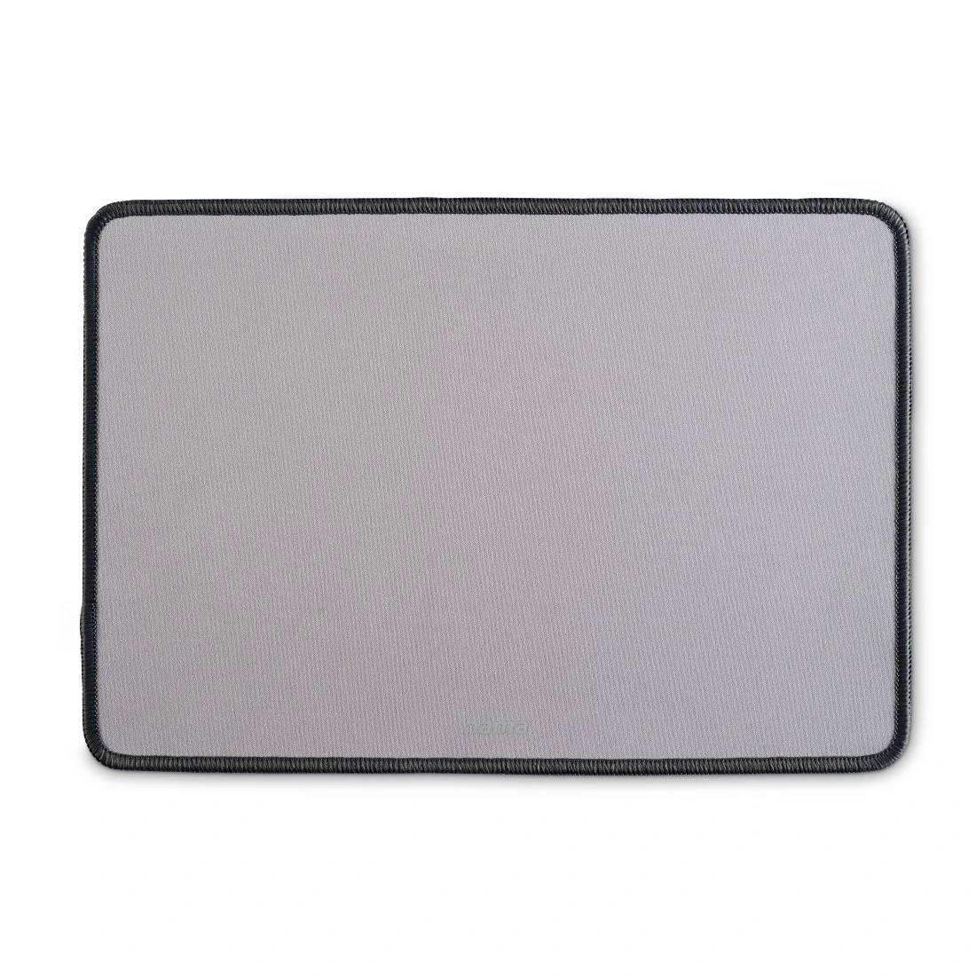 Tapis de souris rectangulaire gris avec des coins arrondis et des bords piqués noirs sur un fond blanc.