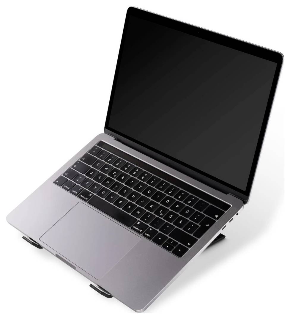 Silberner Laptop mit schwarzem Bildschirm, in einem Winkel auf weißem Hintergrund fotografiert.