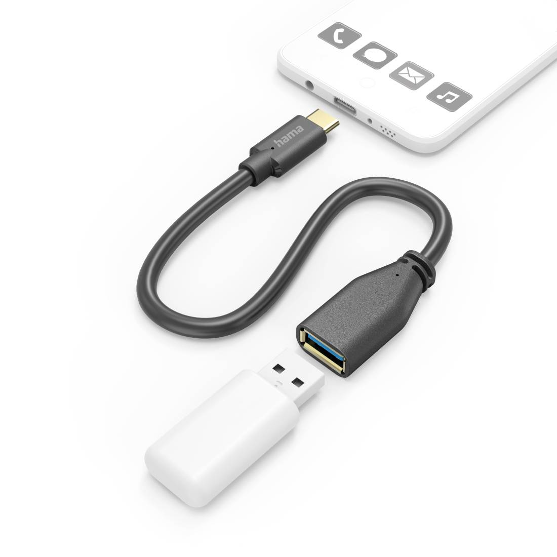 Câble adaptateur USB-C vers USB-A connecté à un smartphone, montrant un câble noir avec une prise USB-A blanche et une extrémité USB-C.