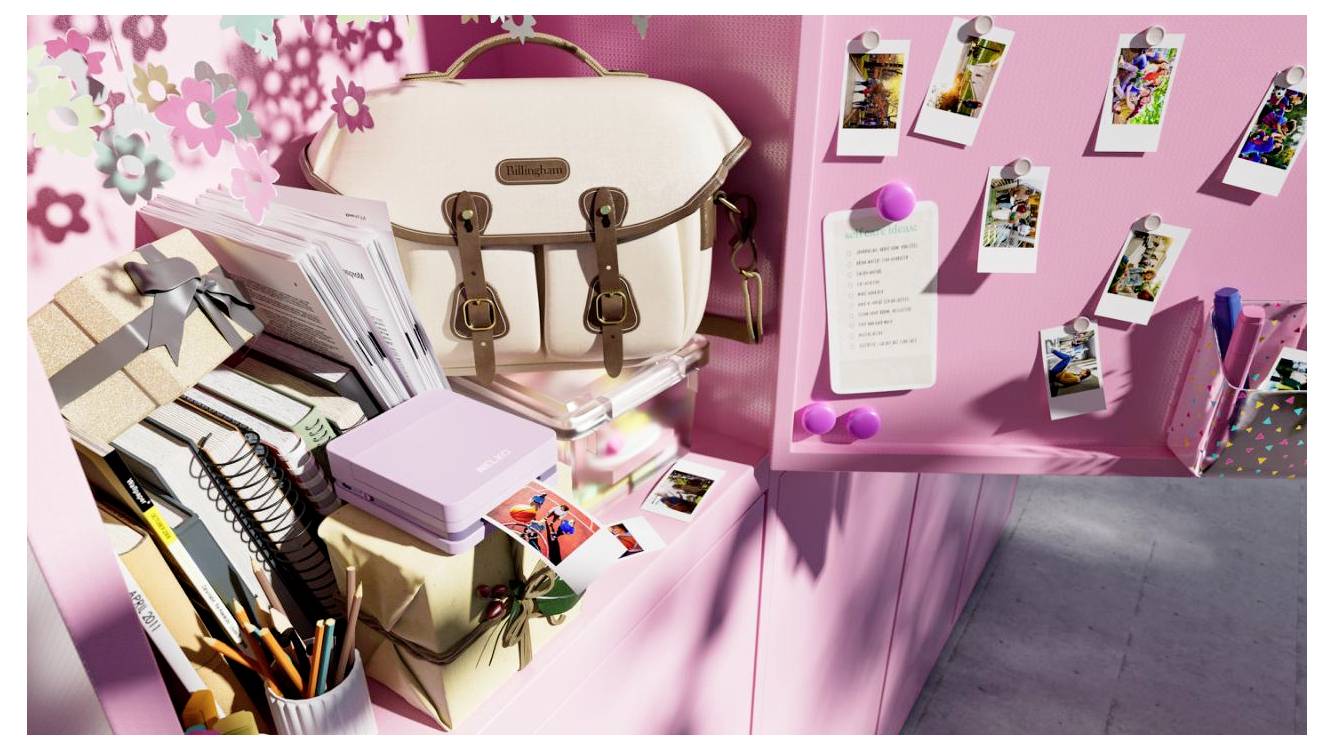 Configuration de bureau rose avec un satchel blanc, des livres, des carnets, des stylos et un tableau d'affichage rose contenant des photos attachées avec des pinces et une liste de contrôle.