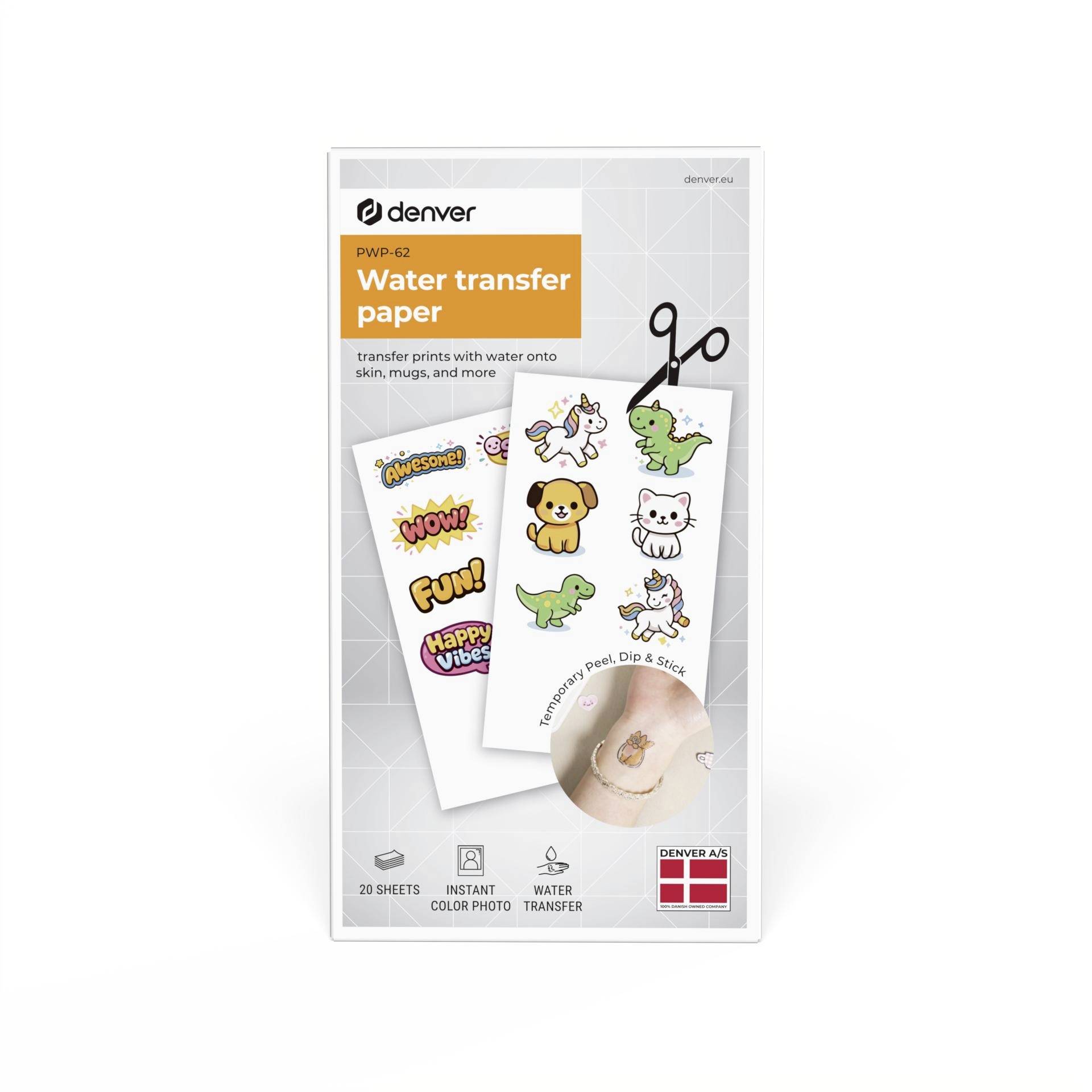 Verpackung für Denvererwasser-Transferpapier mit Kunstaufklebern, Schere und ein auf die Haut aufgetragenes Tattoo; gekennzeichnet als „Wassertransferpapier