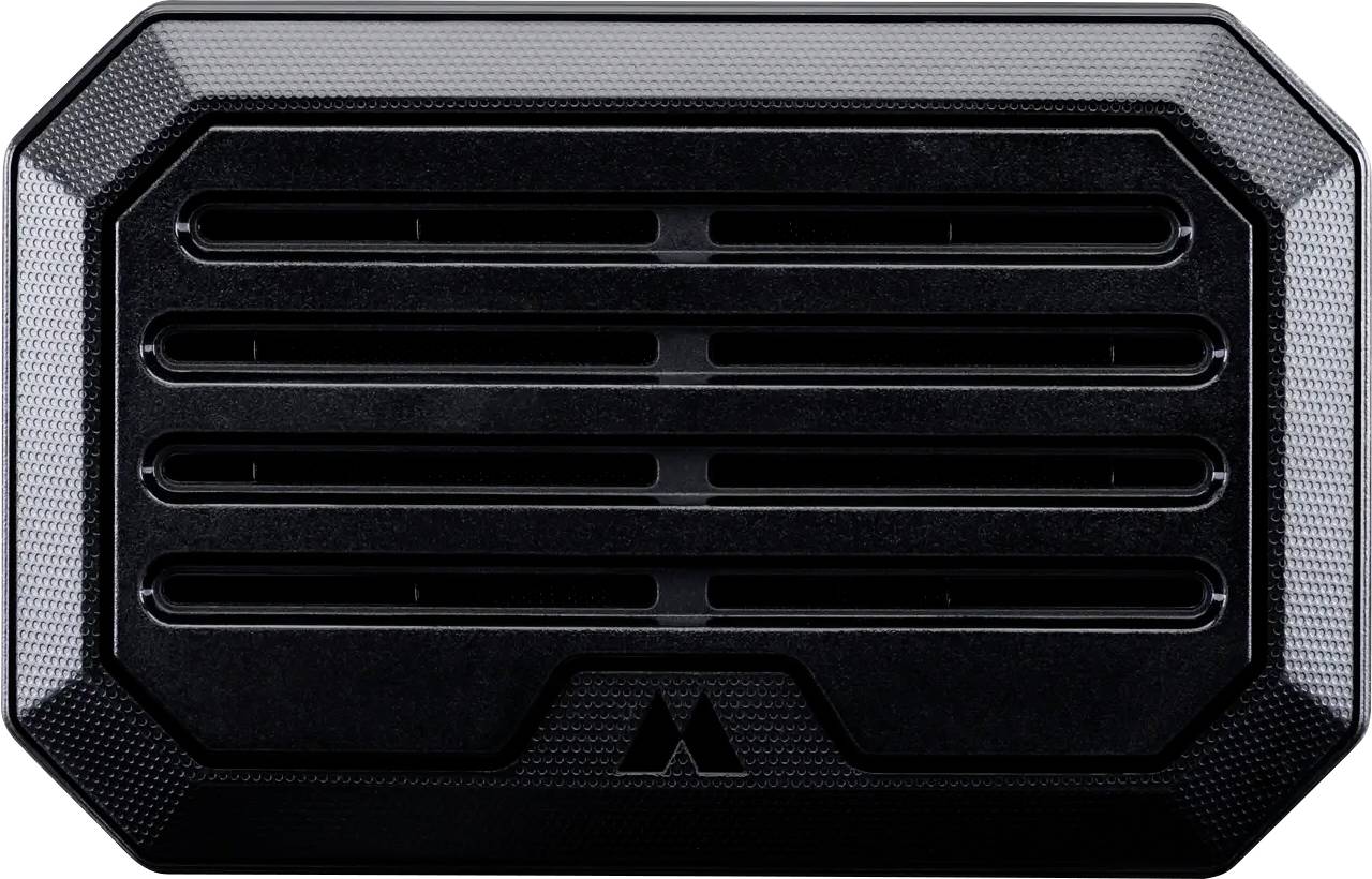 Panneau de grille aérée rectangulaire noir avec quatre lames horizontales et un petit logo triangulaire au centre du bas.
