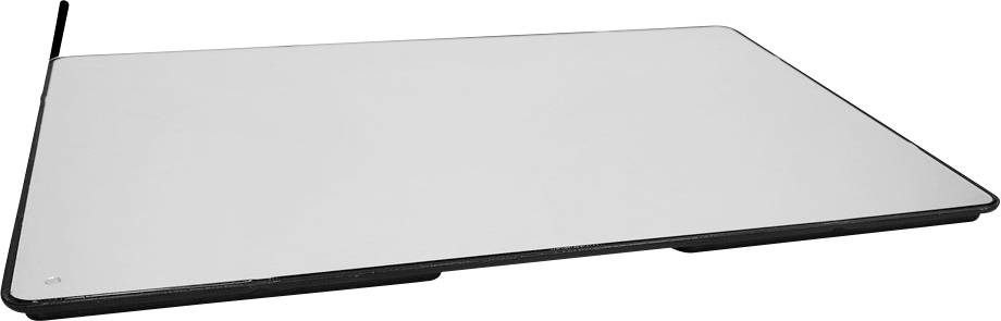 Ordinateur portable noir fermé présenté sous un angle, avec un couvercle argenté et un profil fin sur un fond blanc.
