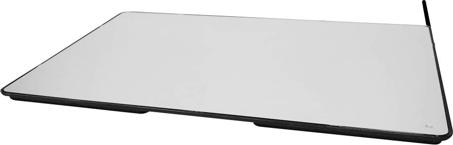 Appareil ou panneau rectangulaire noir à cadre fin avec une surface argentée réfléchissante, présenté en angle sur un fond blanc.