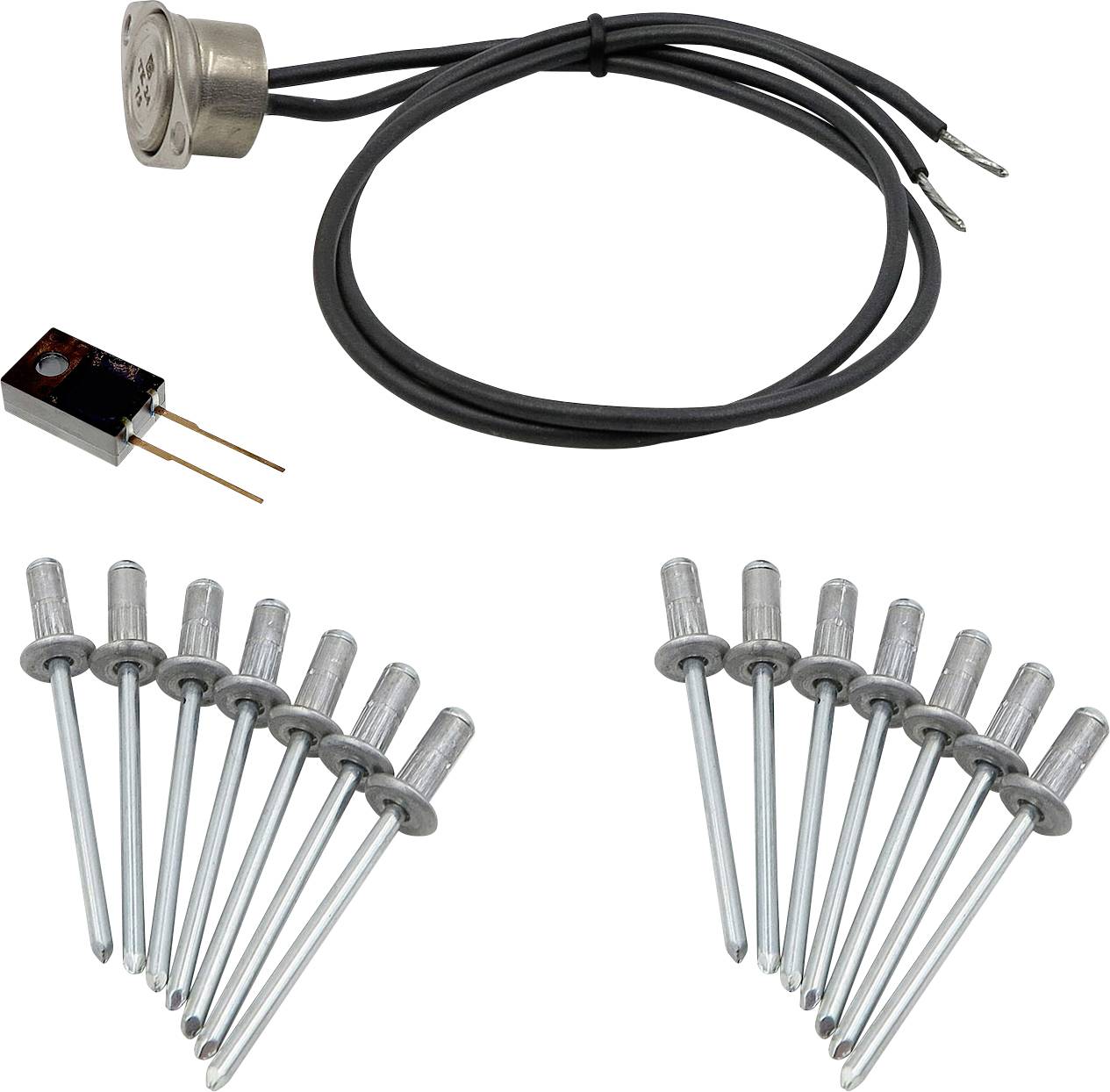 Rivets aveugles assortis, un petit capteur avec câble et un composant électronique sur fond blanc.