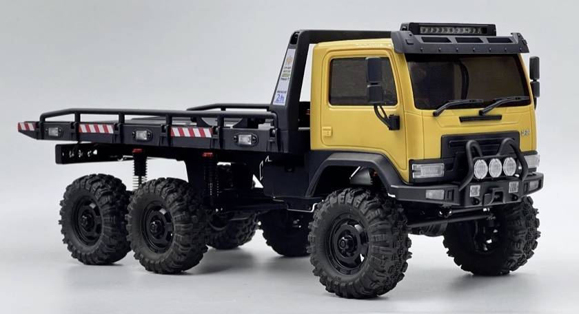 Modèle de camion plateau tout-terrain à six roues de couleur jaune avec cadre noir et grands pneus sur fond uni.