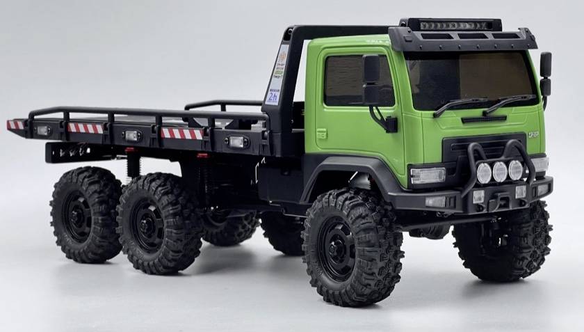 Modèle de camion remorque six roues vert tout-terrain sur fond blanc, montré en vue de côté.