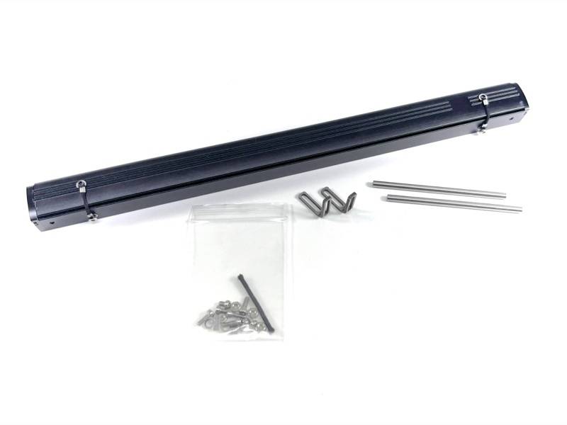 Fixture ou barre de piste en aluminium noir avec quincaillerie de montage, vis et tiges disposées sur un fond blanc.