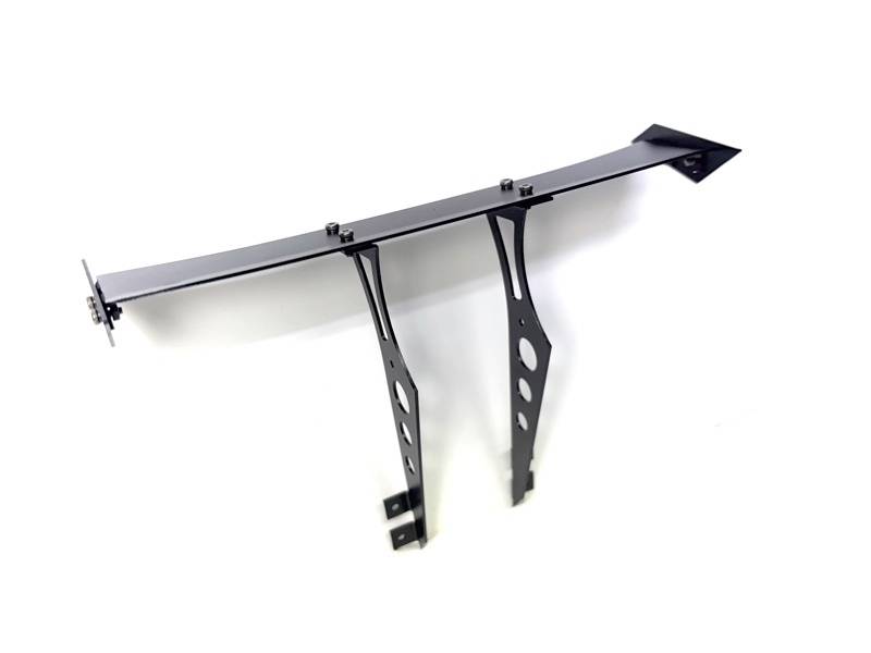 Support d'étagère mural en métal noir avec deux bras de soutien courbes et un long rail supérieur sur fond blanc.