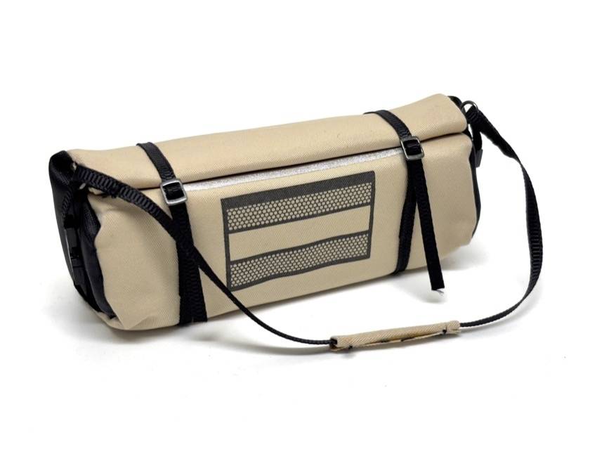 Sac de transport cylindrique beige avec des sangles noires et une sangle d'épaule, présenté sur un fond blanc.