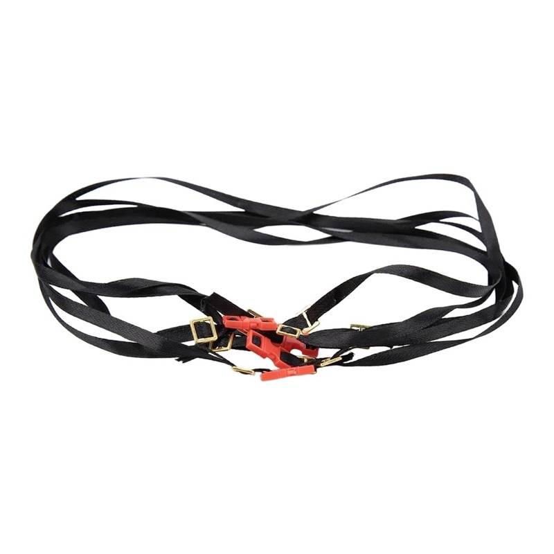Harnais à ruban noir avec détail de fermoir rouge et or, enroulé sur un fond blanc.