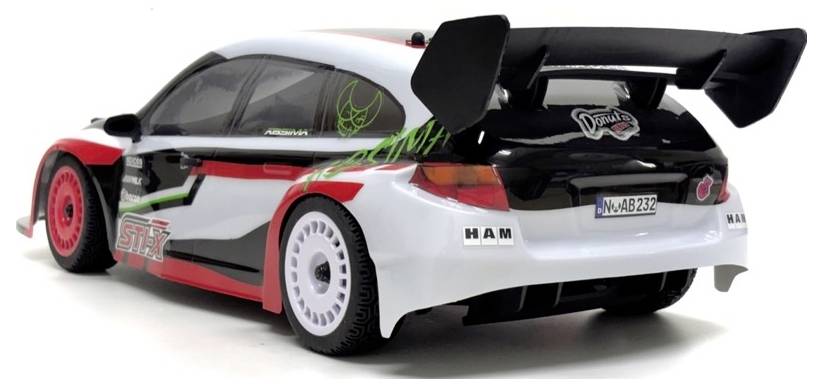 Voiture de sport blanche et noire modifiée avec des détails rouges et un grand aileron arrière, présentée vue arrière sur un fond blanc.