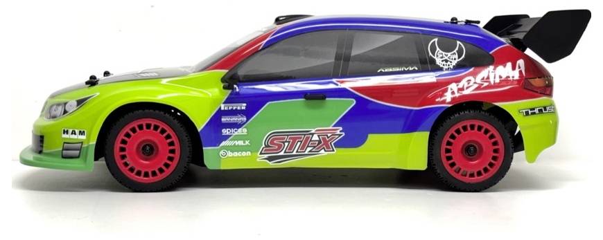 Vue de côté d'une maquette de voiture de course colorée avec des panneaux verts, bleus et rouges, des roues rouges et un grand aileron arrière sur un fond blanc.