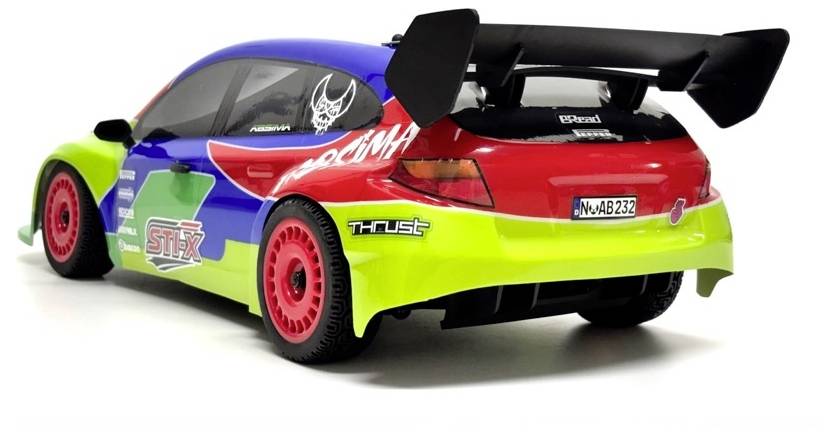 Modèle de voiture de course colorée montré sous une vue arrière trois-quarts, avec un grand aileron noir et des autocollants de type parrain sur un fond blanc.