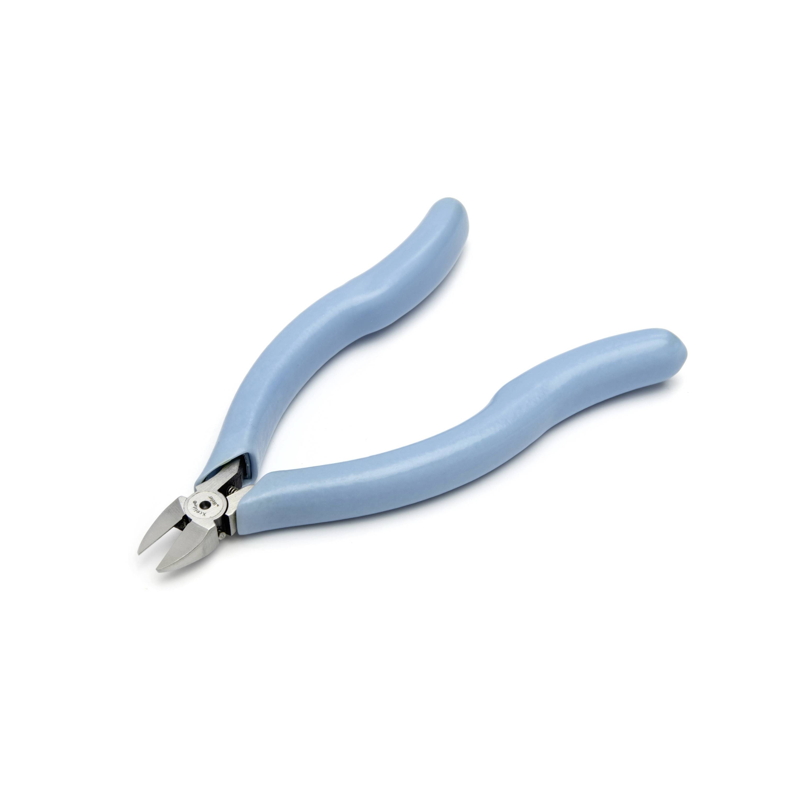 Coupe-fil à poignée bleue sur fond blanc