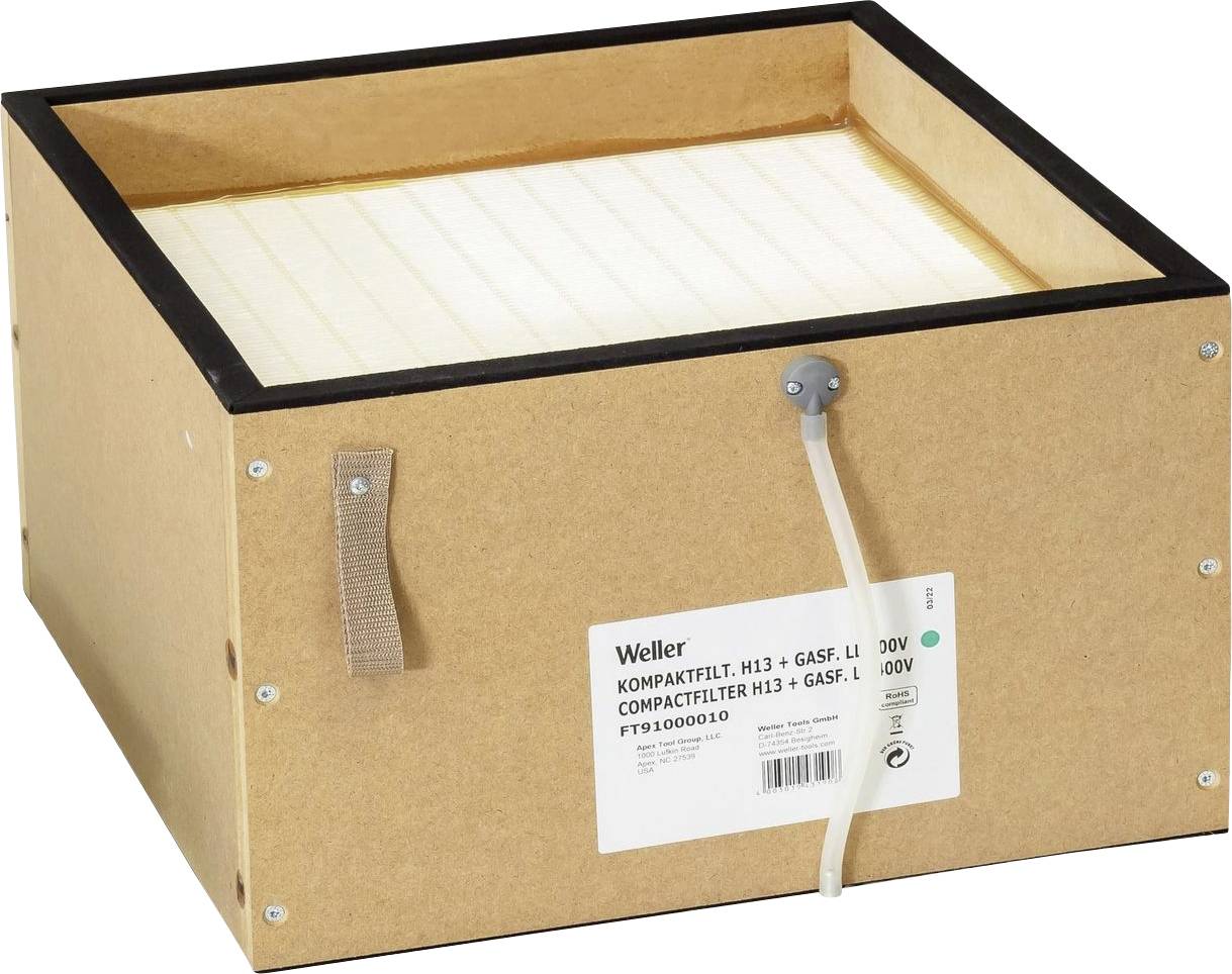 Boîte de filtre à air en carton avec un panneau de filtre blanc à l'intérieur, montré avec une étiquette attachée et un raccord de tuyau à l'avant.