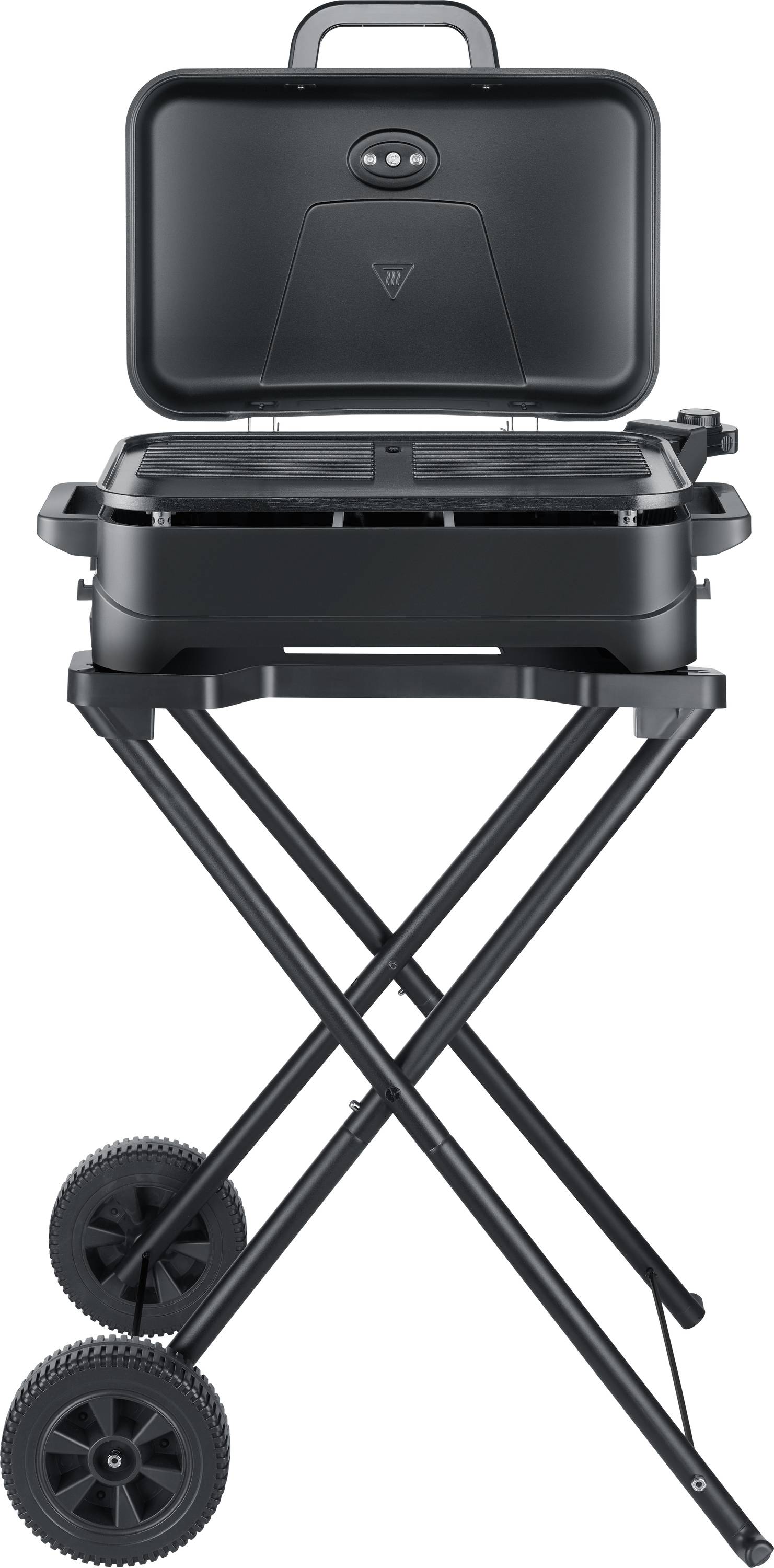 Grill portable sur un chariot pliant avec deux roues et un couvercle ouvert, montré en vue de profil sur un fond blanc.