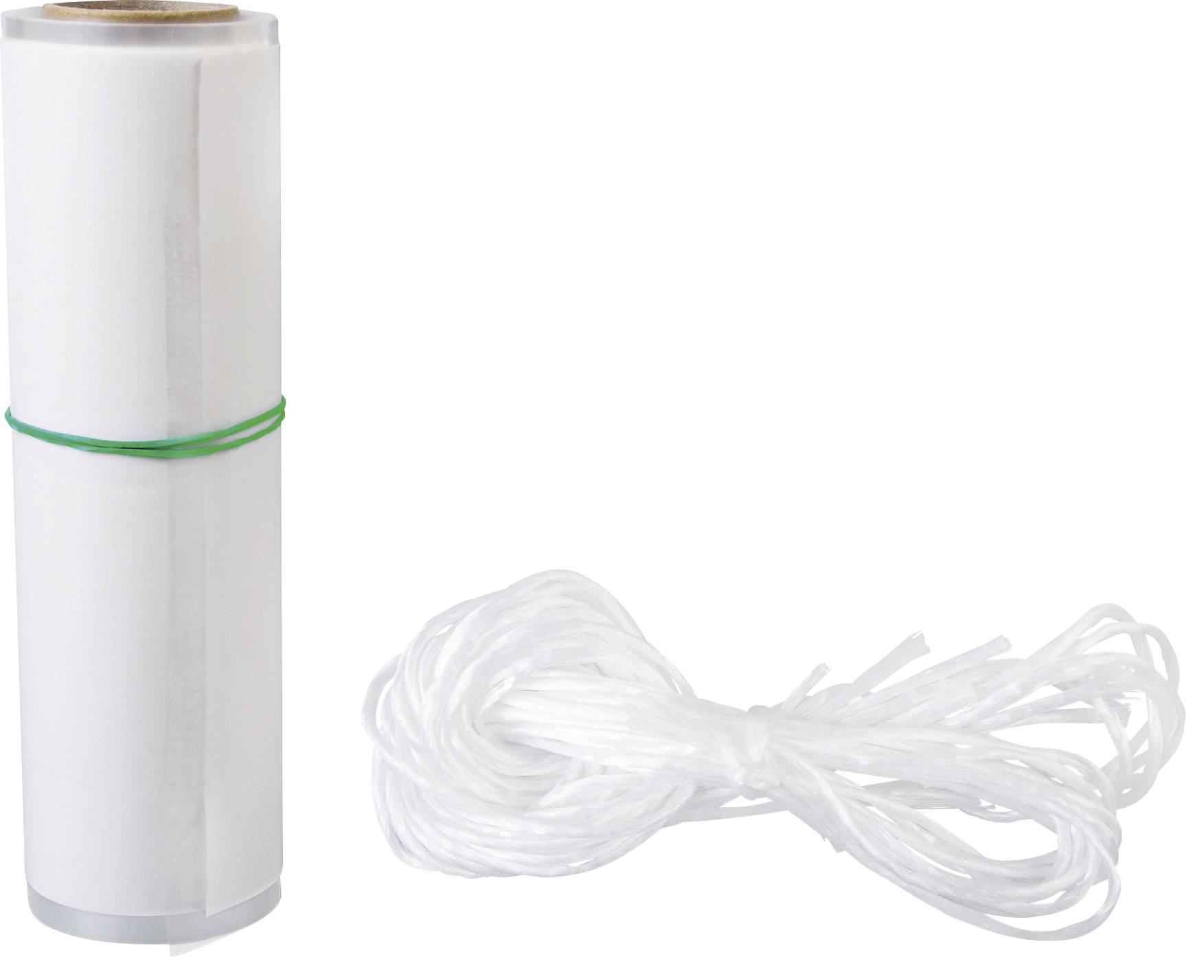 Rouleau cylindrique blanc de filet en maille plastique translucide, attaché avec une bande verte, avec un paquet de filet détaché à côté sur un fond blanc.